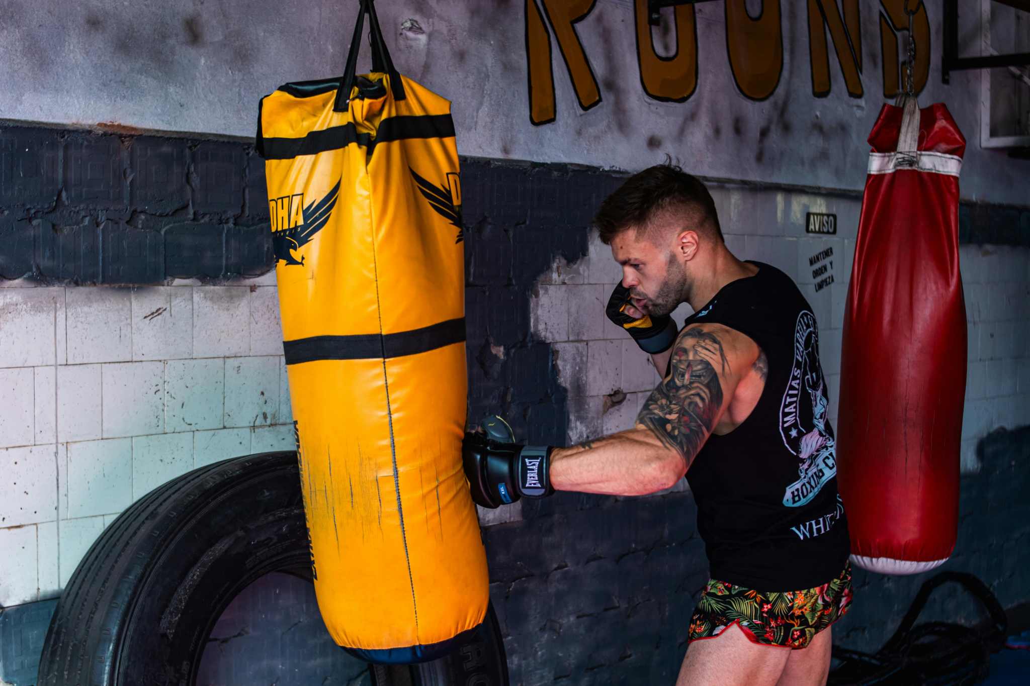 Sac de frappe pour le muay-thai avec gants de boxe pour bien choisir son équipement