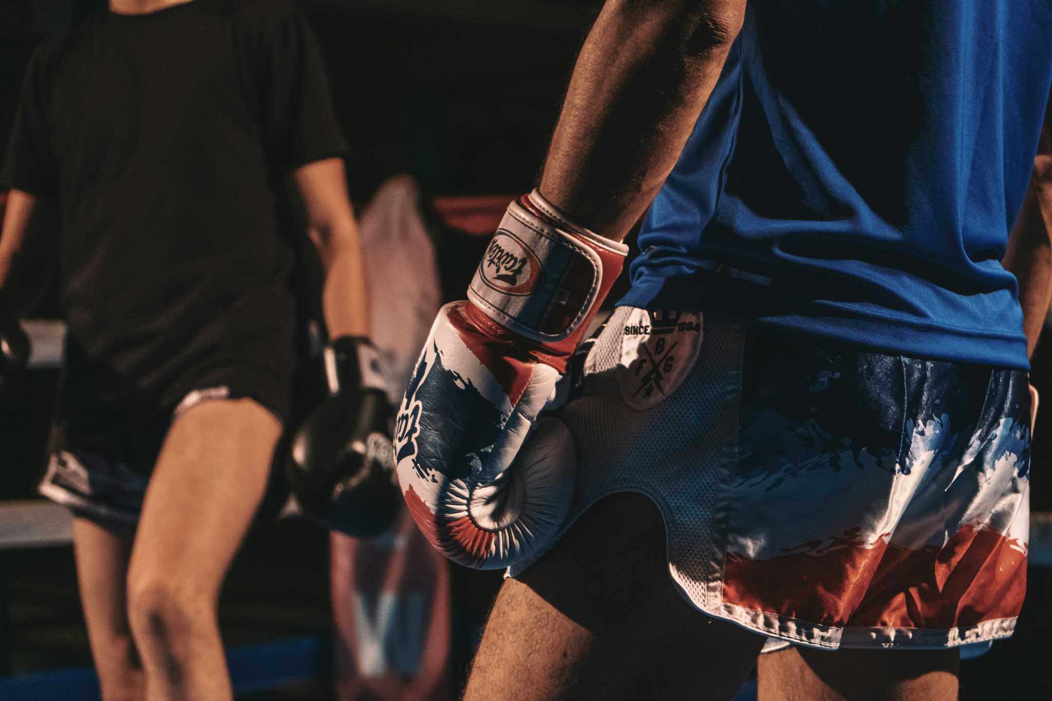 Homme en tenue de boxe anglaise complète prêt à boxer