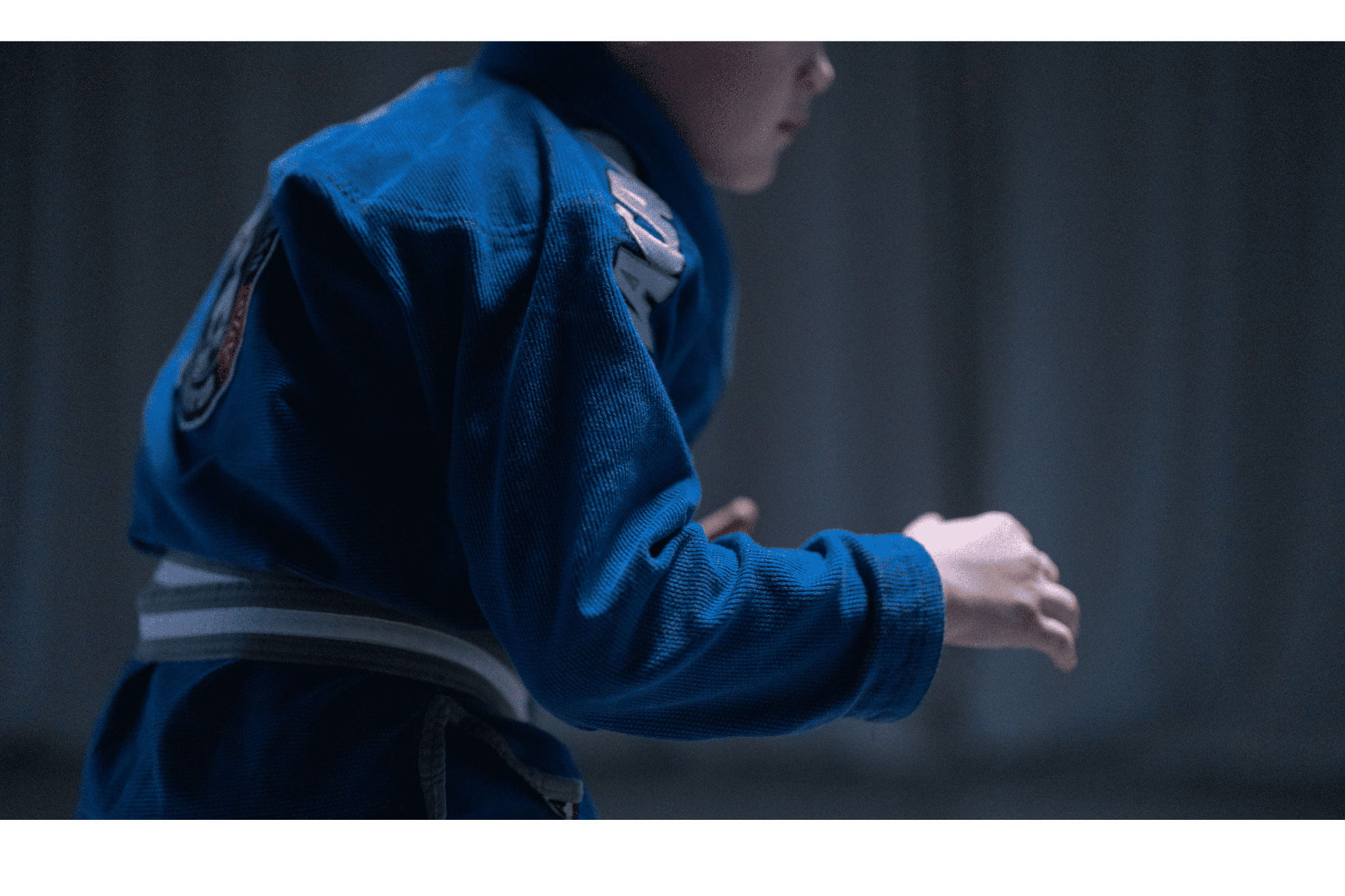 Kimono de JJB bleu porté par un pratiquant de jiu-jitsu brésilien en pleine action