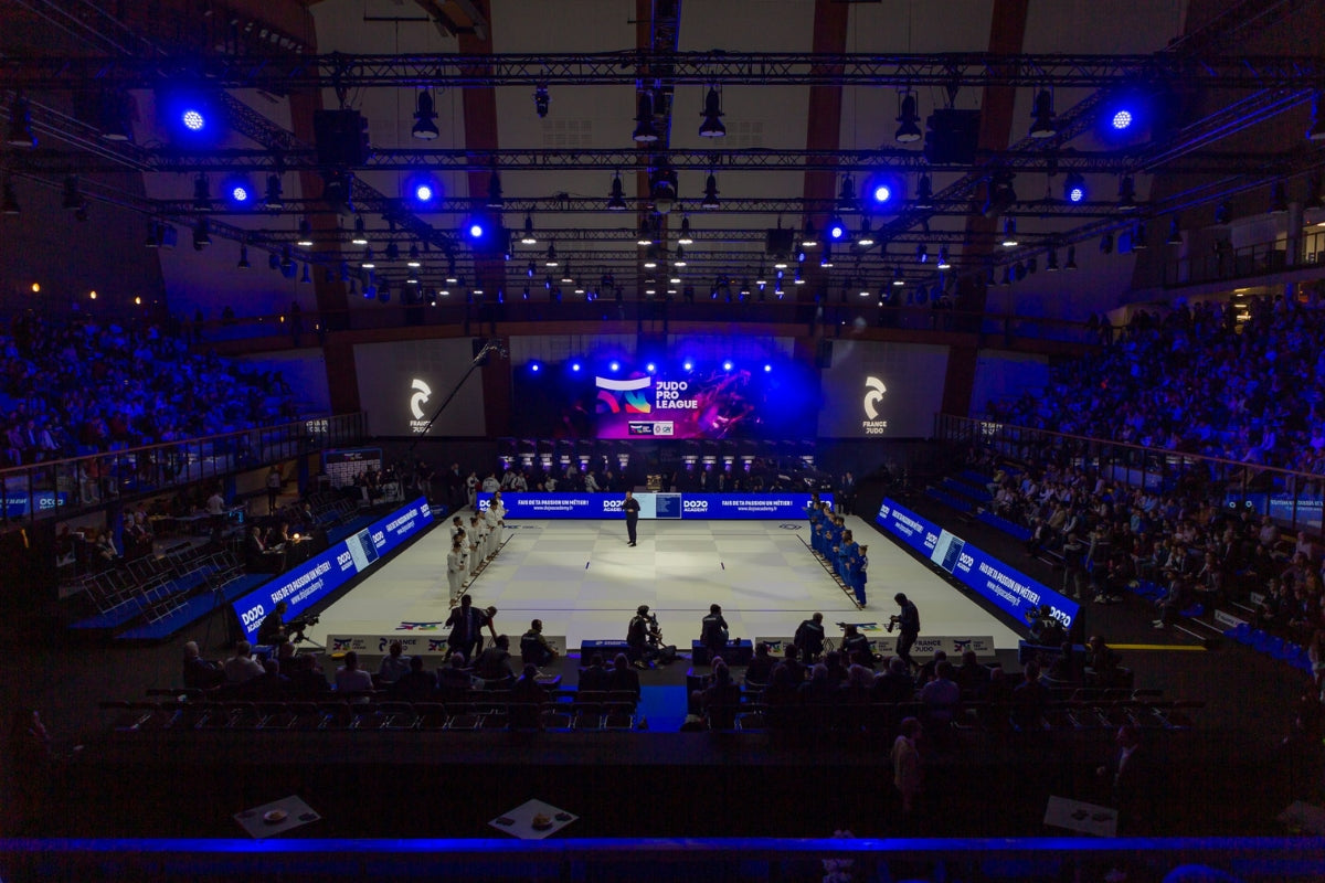 Jeune judoka en compétition officielle FFJudo sur tatami