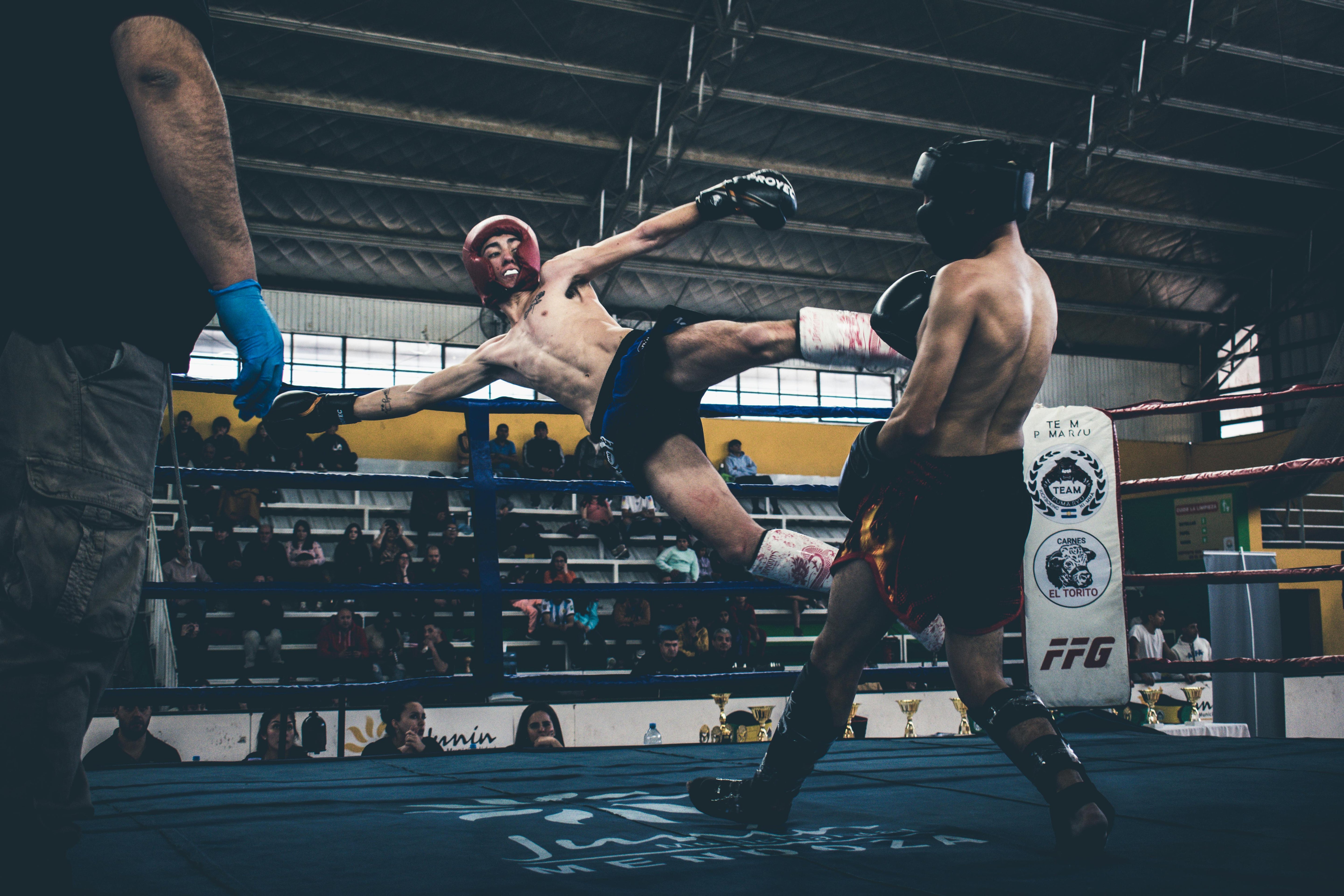 combat de muay thai sur un ring avec des protections