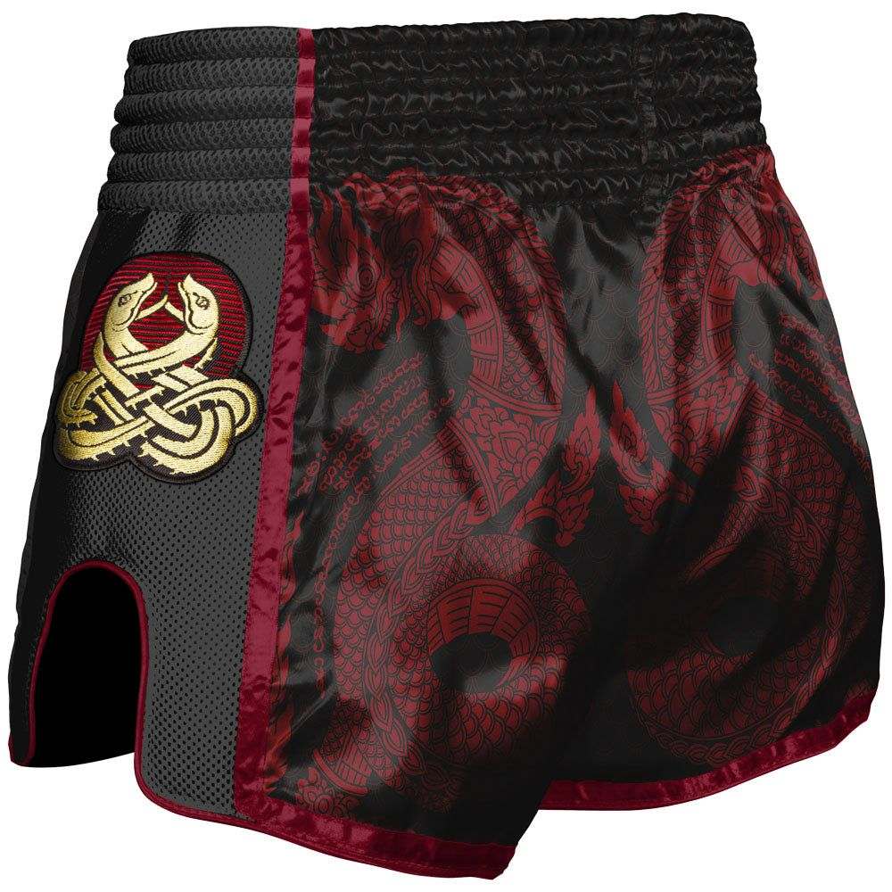 Short de Muay Thaï noir et rouge avec motif Sak Yant Naga, coupe courte et tissu léger résistant.