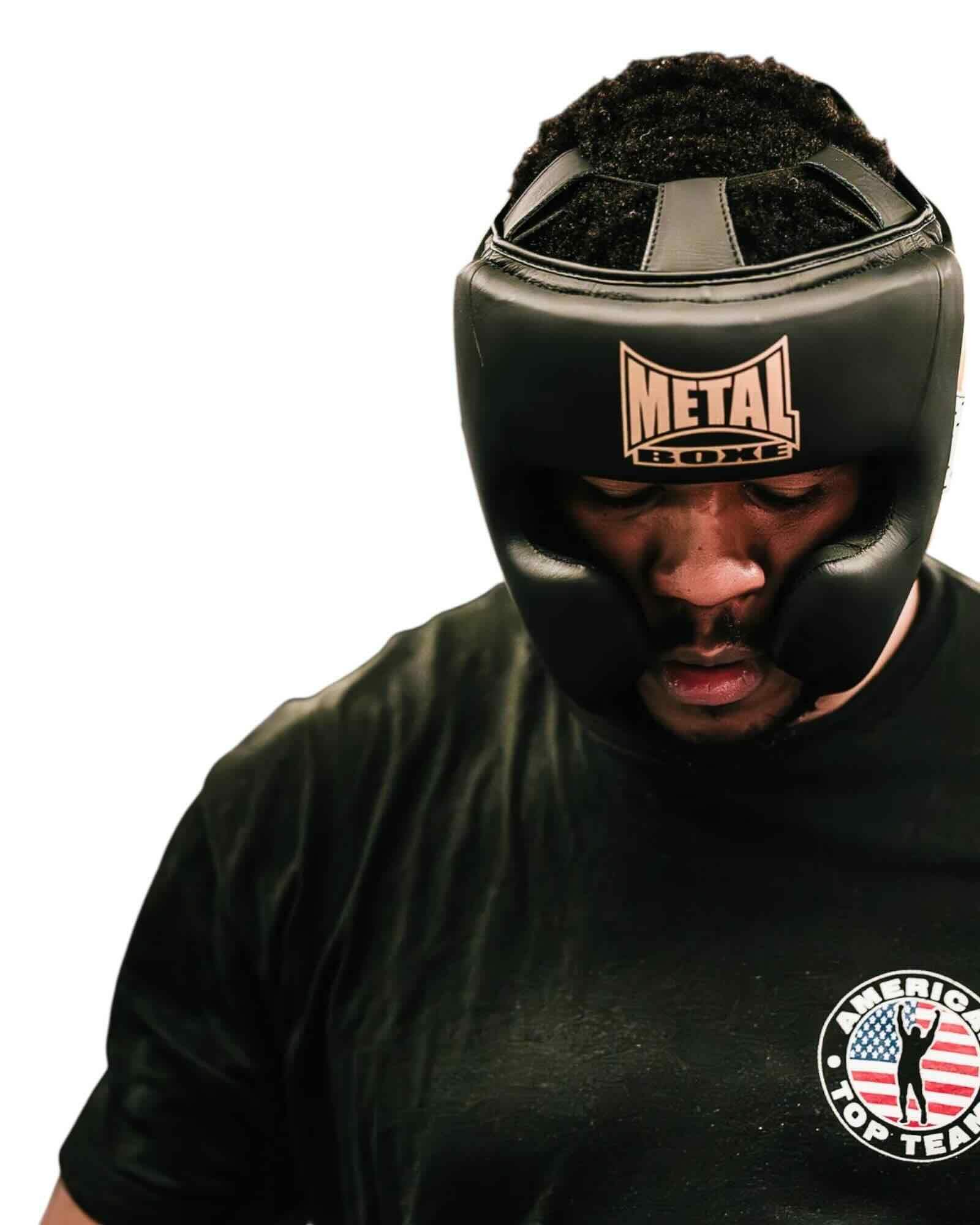 Boxeur portant le casque Legacy de Metal Boxe lors d'une séance de sparring intense.