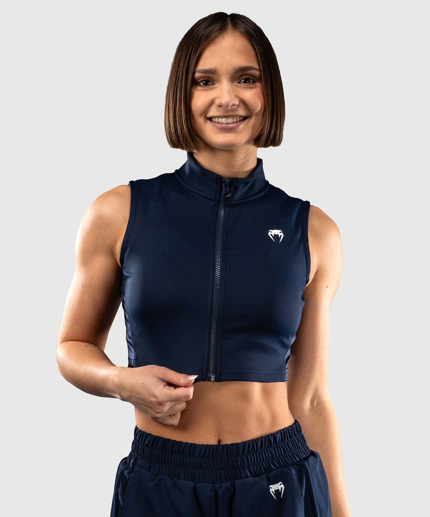 Crop top bleu marine Venum pour femme, coupe ergonomique et matière technique pour entraînement fitness