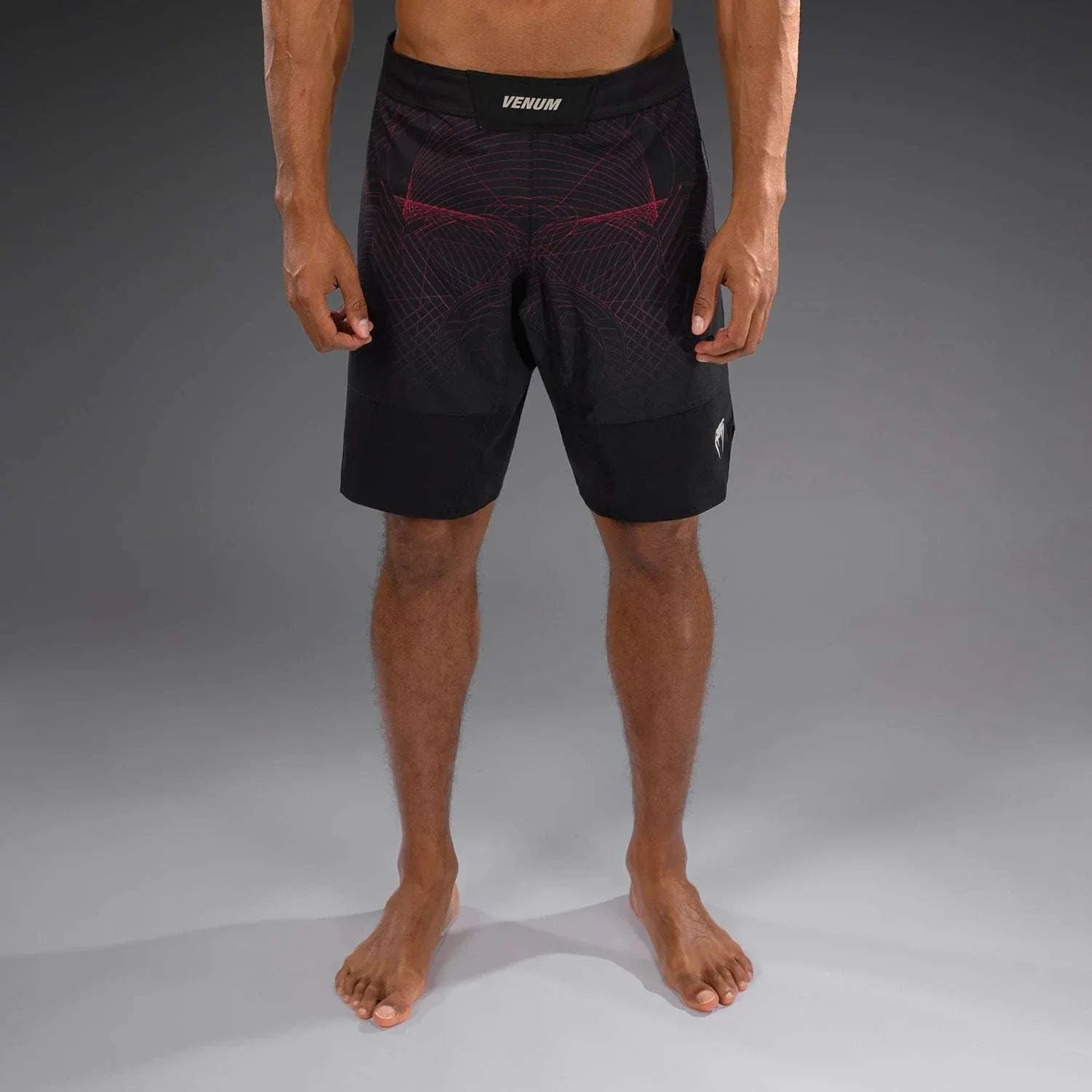 Short de combat Venum G-Fit Air noir et rouge avec ceinture élastiquée et fentes latérales