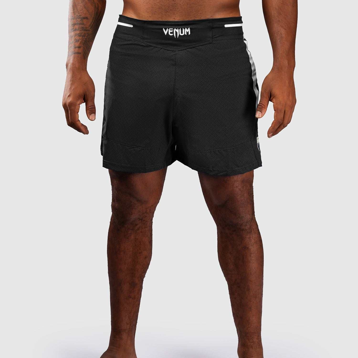 Fightshort Venum x Roger Gracie Academy noir, léger, résistant et flexible pour MMA et jiu-jitsu.