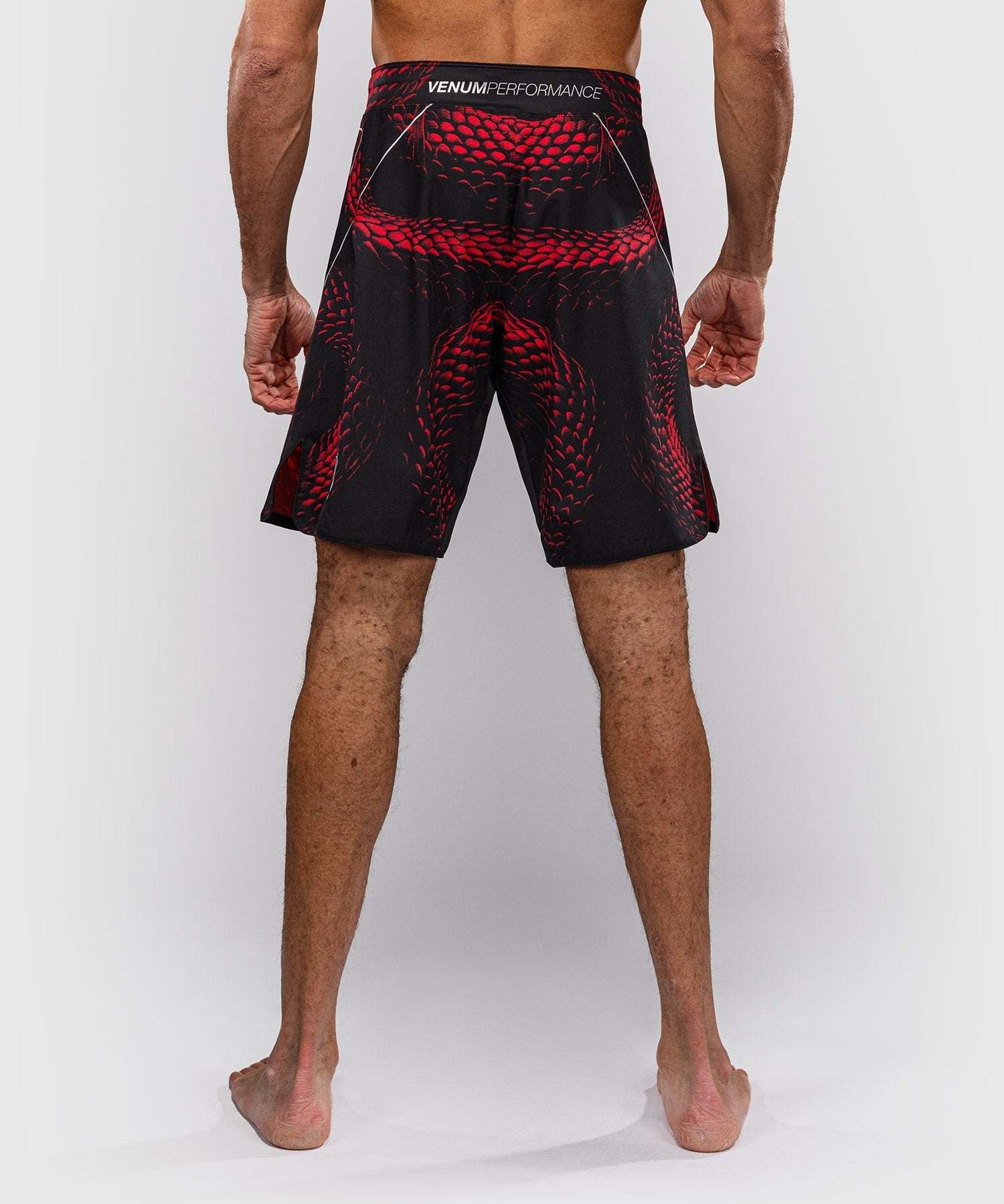 Fightshort Venum Matupa noir rouge argent conçu pour MMA et grappling avec haute mobilité et résistance.