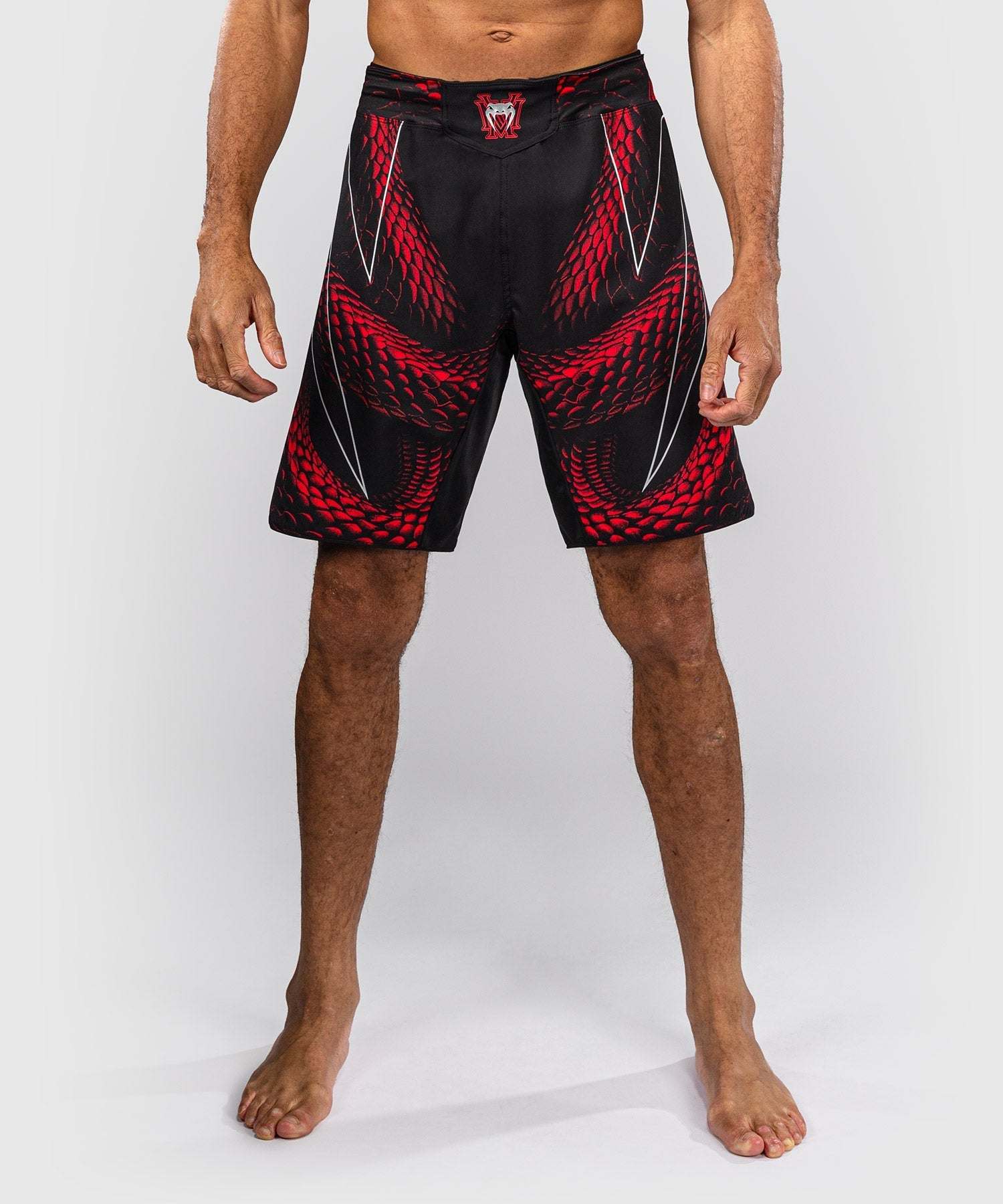 Fightshort Venum Matupa noir rouge argent pour MMA et grappling avec liberté de mouvement maximale
