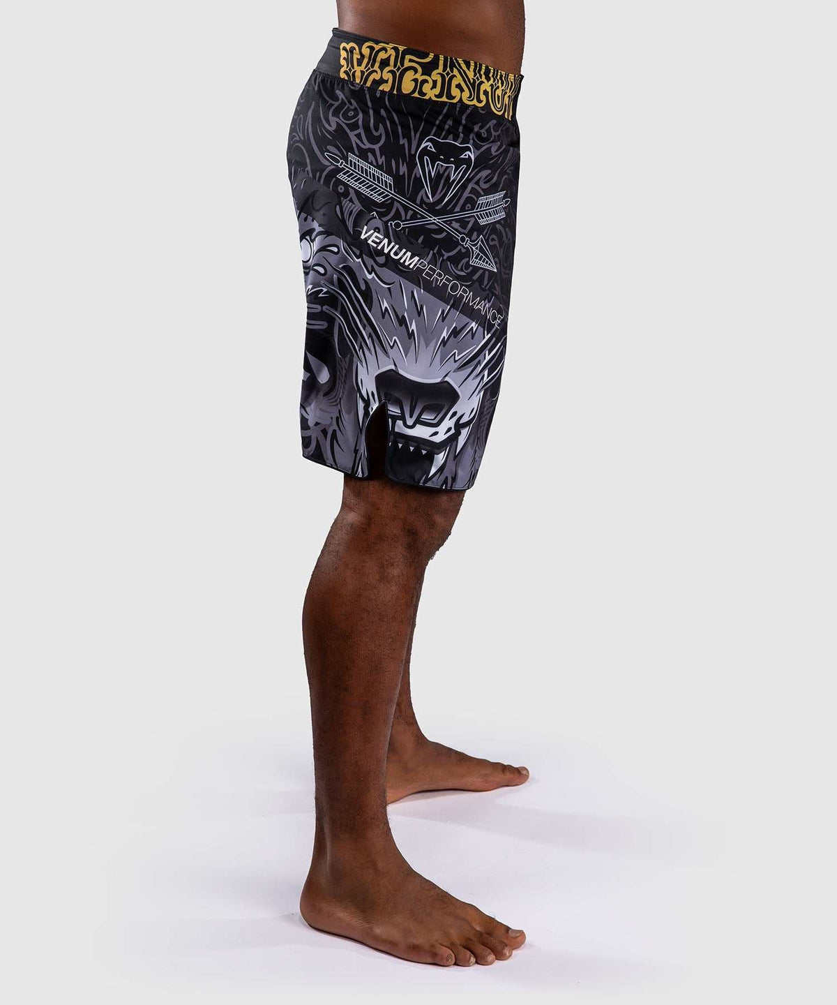 Fightshort Venum Wolf Atak noir gris pour MMA et sports de combat.