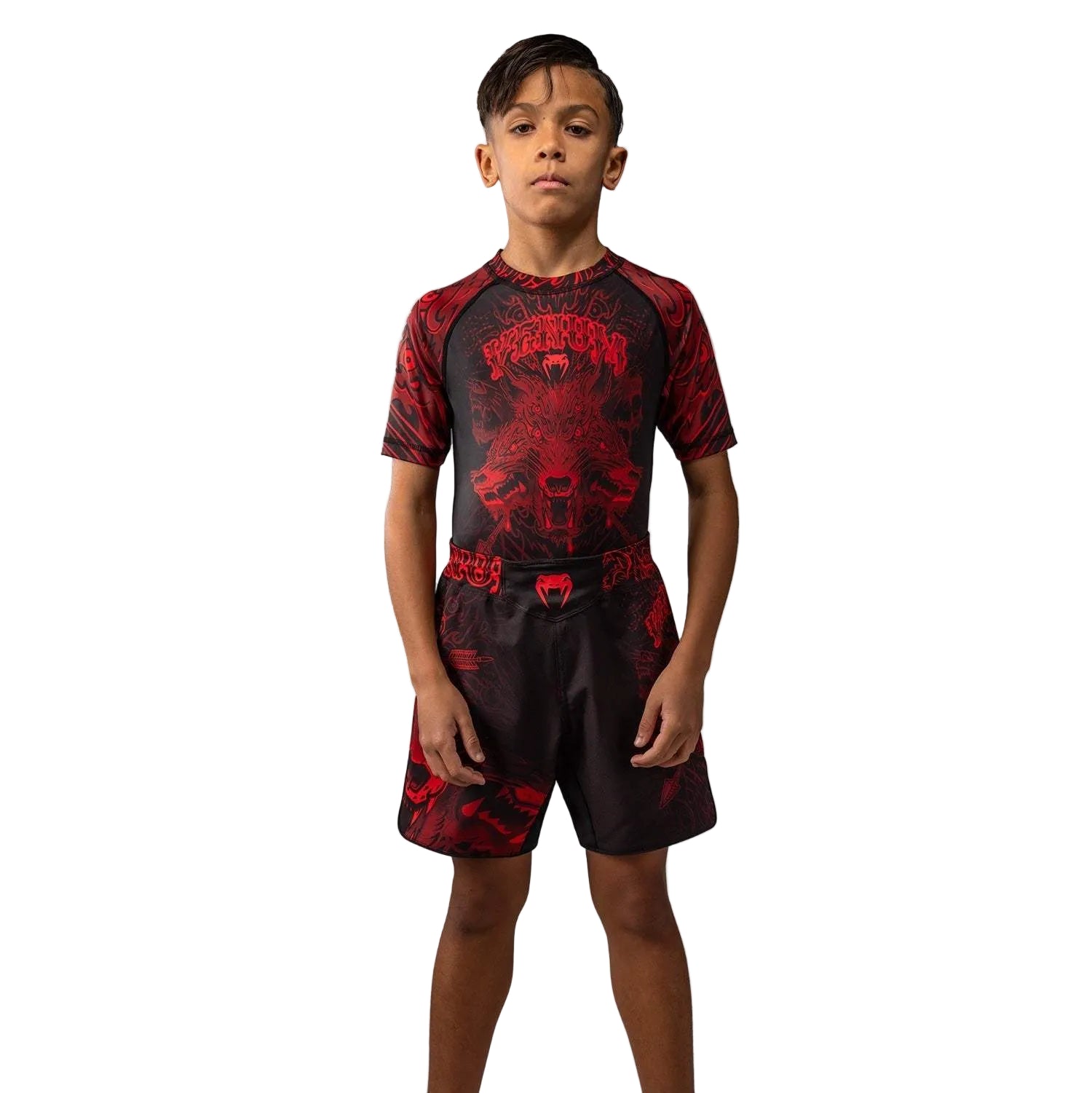 Fightshort enfant Venum Wolf Atak noir rouge avec coupe ergonomique et fentes latérales pour sports de combat.