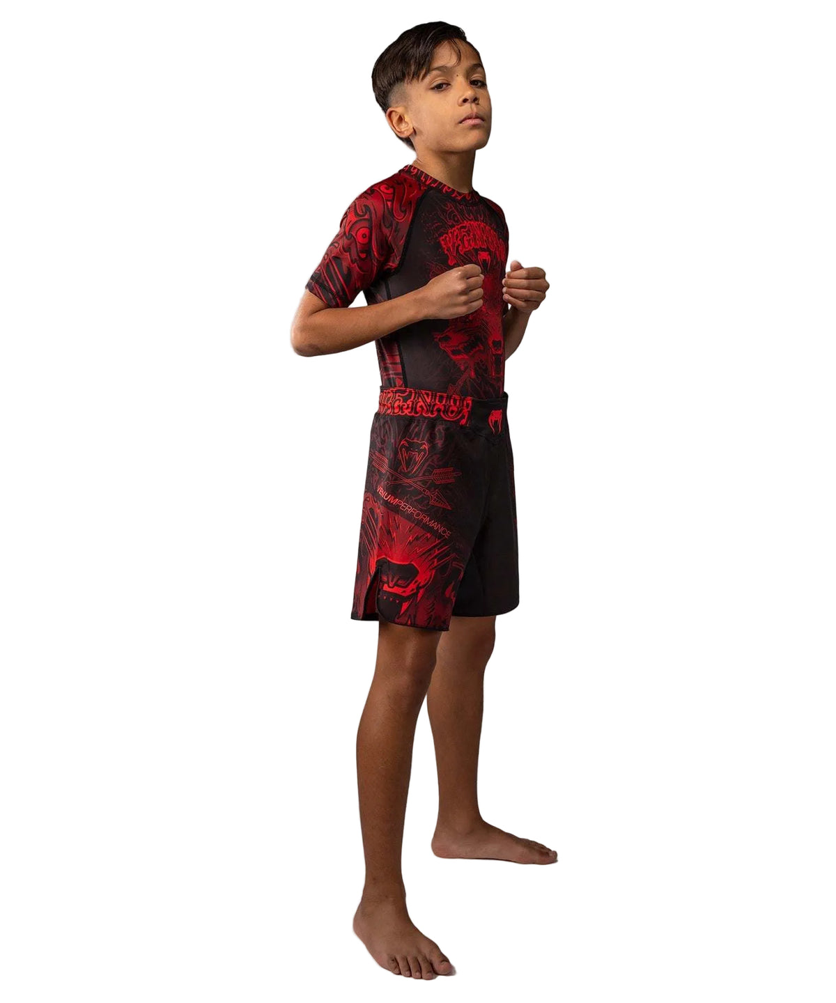Fightshort enfant Venum Wolf Atak noir et rouge avec coupe fight ergonomique pour sports de combat.