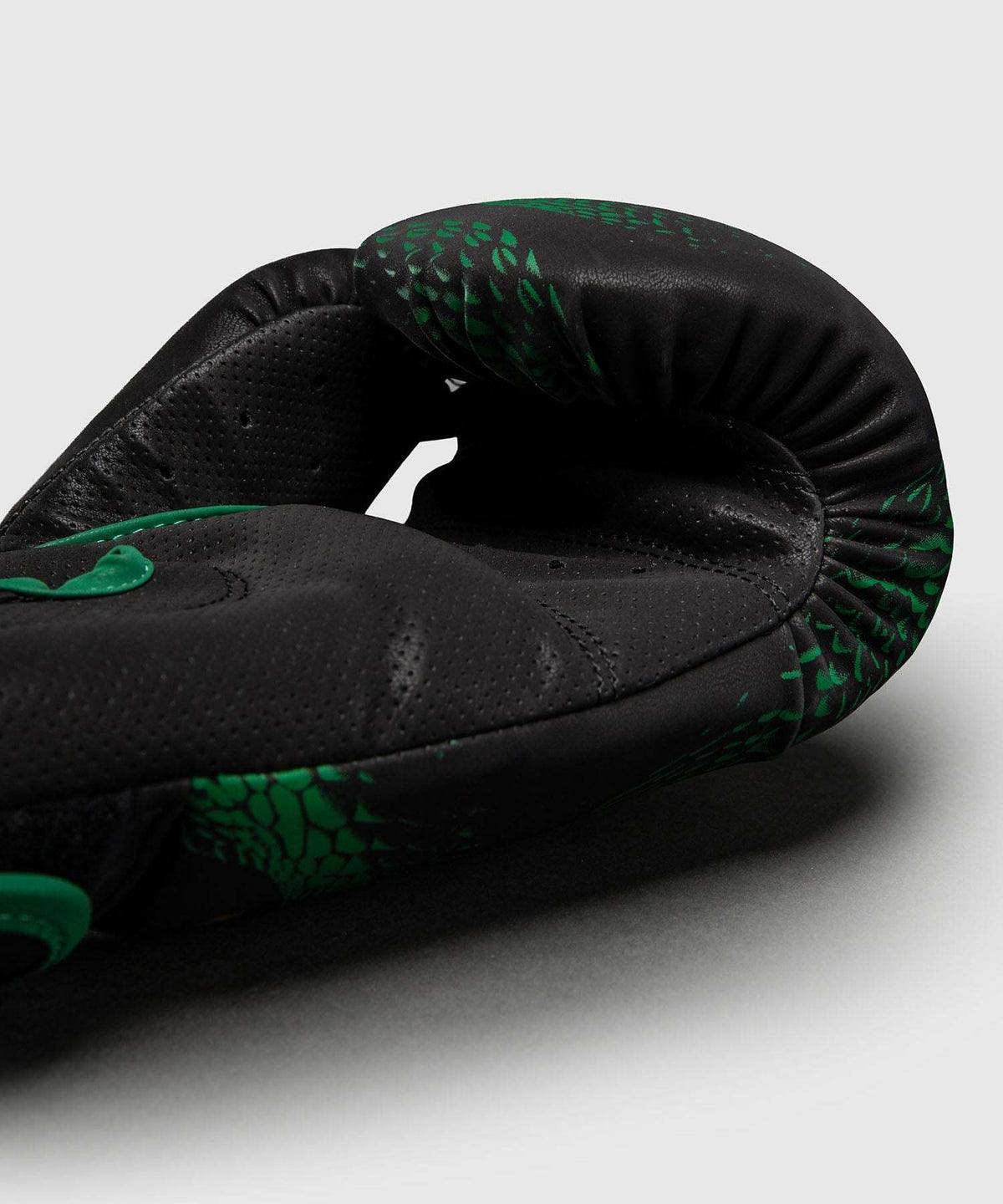 Gants de boxe Venum Matupa noir vert or avec maintien poignet et absorption chocs.