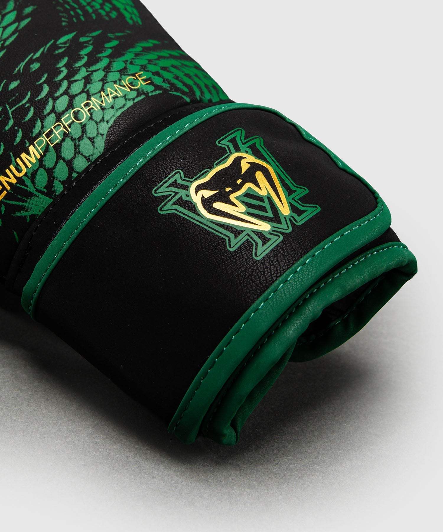 Gants de boxe Venum Matupa noir vert or avec protection et maintien du poignet, conçus pour entraînement et sparring