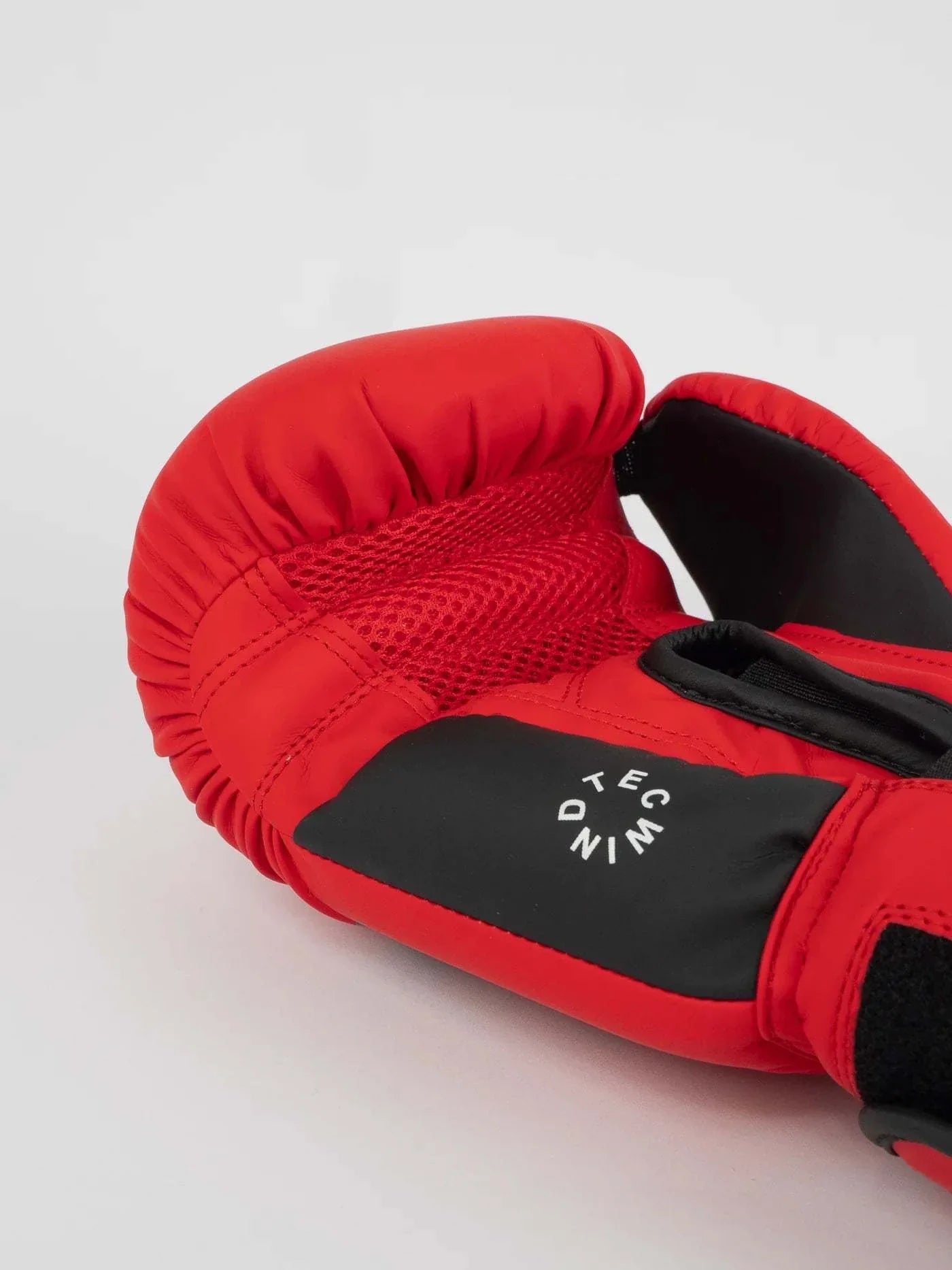 Red Metal Boxe competition boxing gloves with premium faux leather and triple-density foam cushioning.