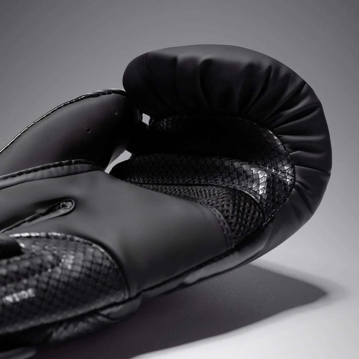 Gants de boxe Venum Challenger 4.0 Scales en cuir synthétique avec mousse triple densité et design snakeskin.