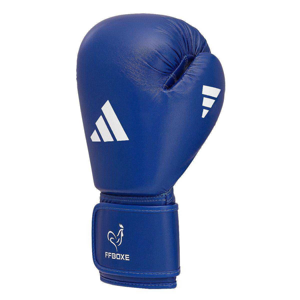 Gant de boxe amateur FFB Adidas bleu en PU approuvé IBA avec fermeture scratch et mousse IMF ergonomique.