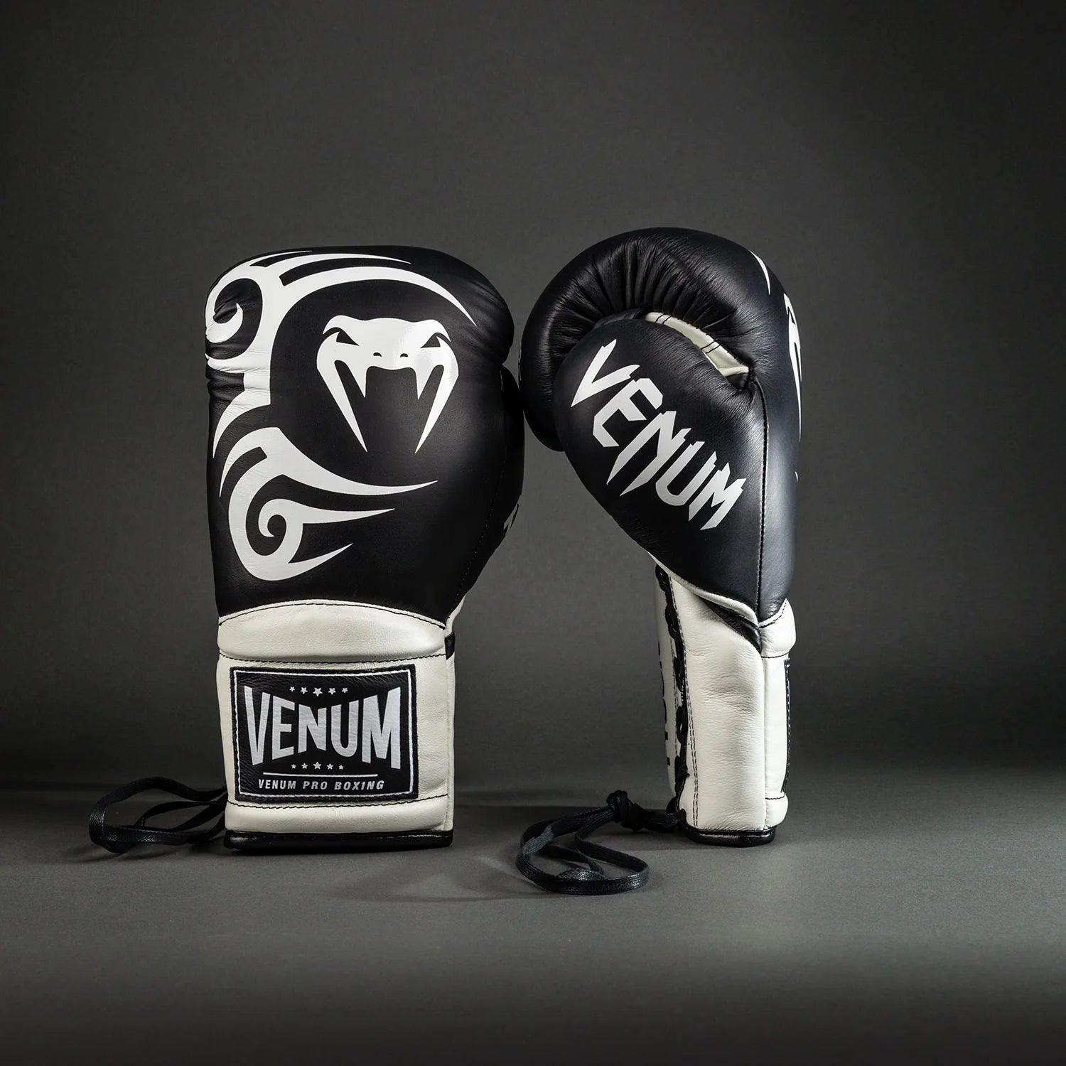 Gants de Boxe Pro avec lacets Venum Giant 2.0 Mike Tyson - Noir/Blanc