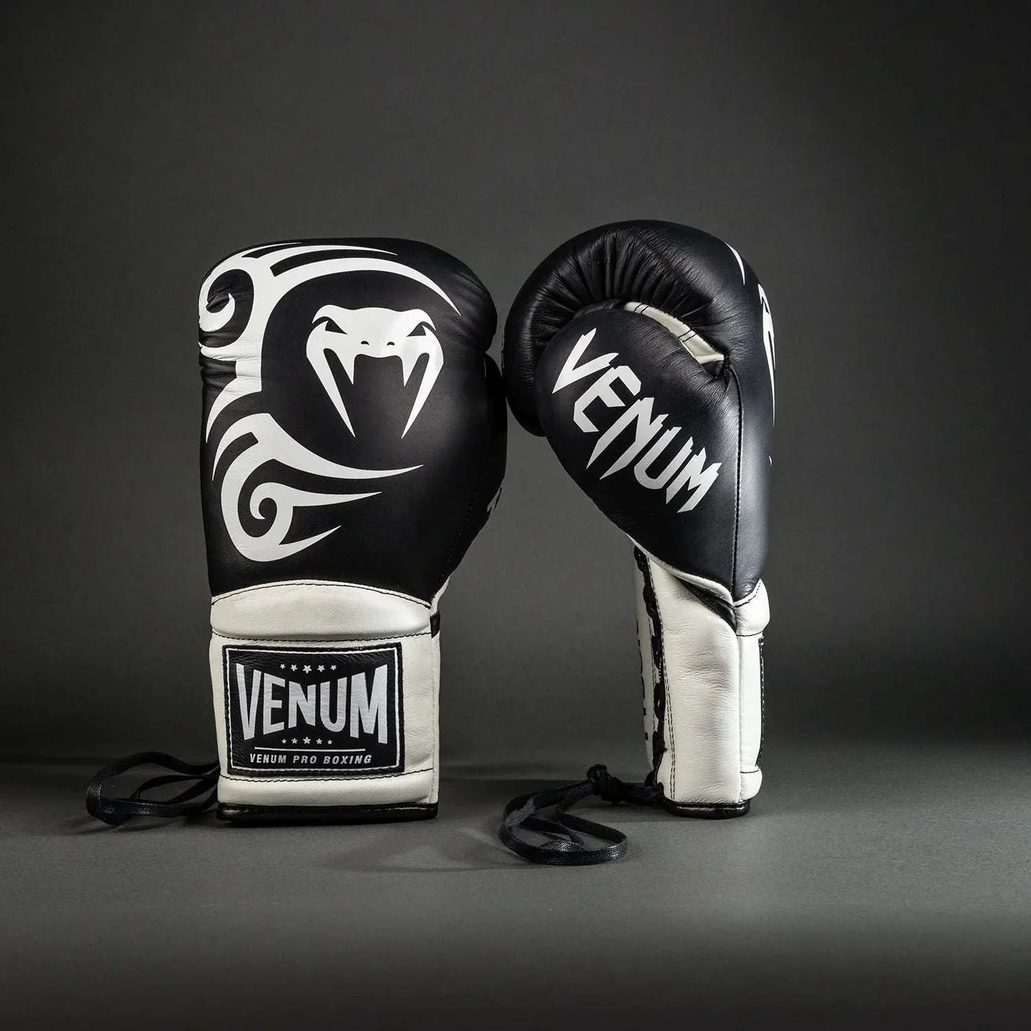 Gants de boxe pro Venum Giant 2.0 Mike Tyson noirs et blancs en cuir Nappa argentin avec lacets