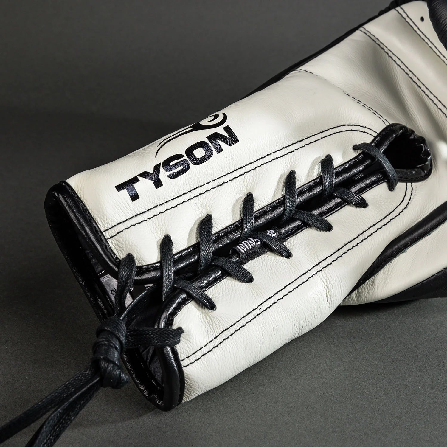 Gants de Boxe Pro avec lacets Venum Giant 2.0 Mike Tyson - Noir/Blanc