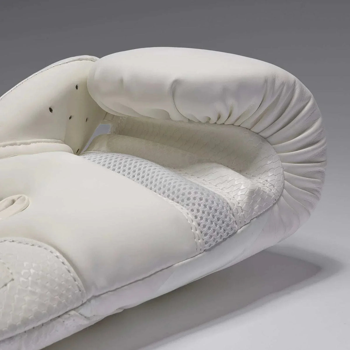 Gants de boxe Venum Challenger 4.0 Scales ivoire avec design snakeskin et mousse triple densité pour protection optimale.