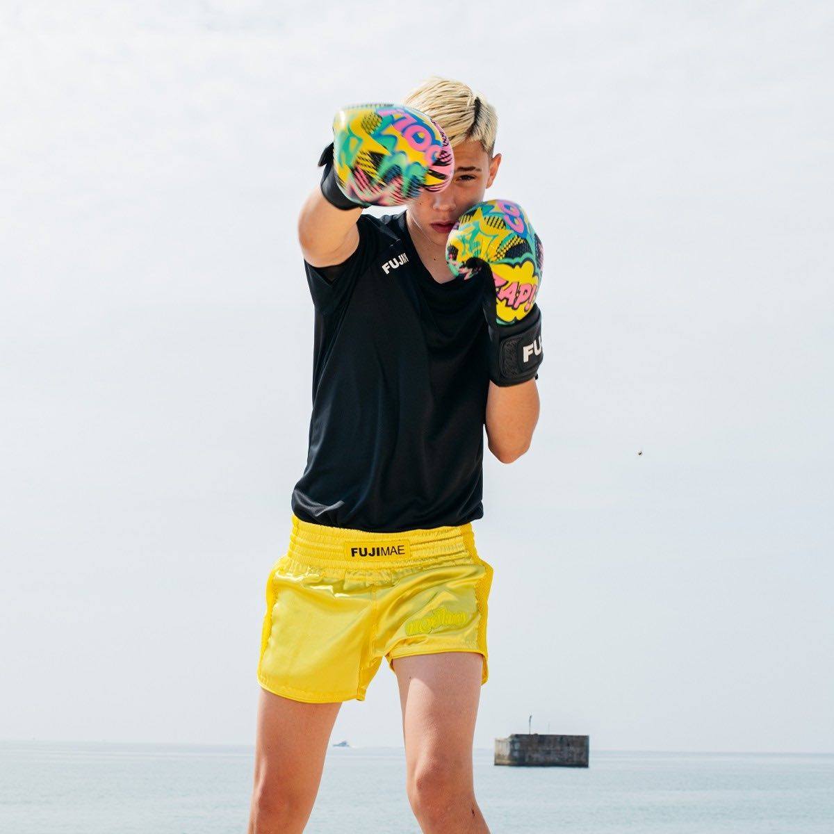 boxeur enfant portant les gants de boxe enfant Fujimae Radikal Young Guns.