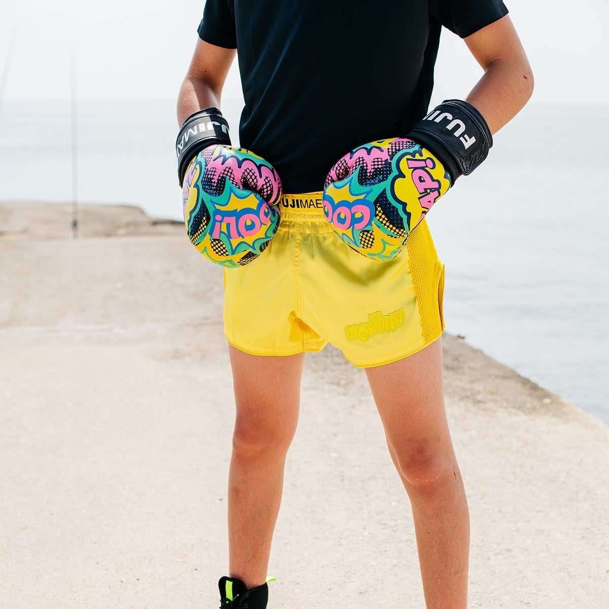 Jeune boxeur portant les gants de boxe enfant Fujimae Radikal Young Guns. Jaune