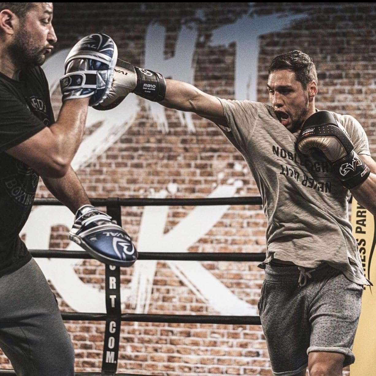 Gants de sac Rival RB10 Intelli-Shock noirs en microfibre haute performance pour protection au sac de frappe