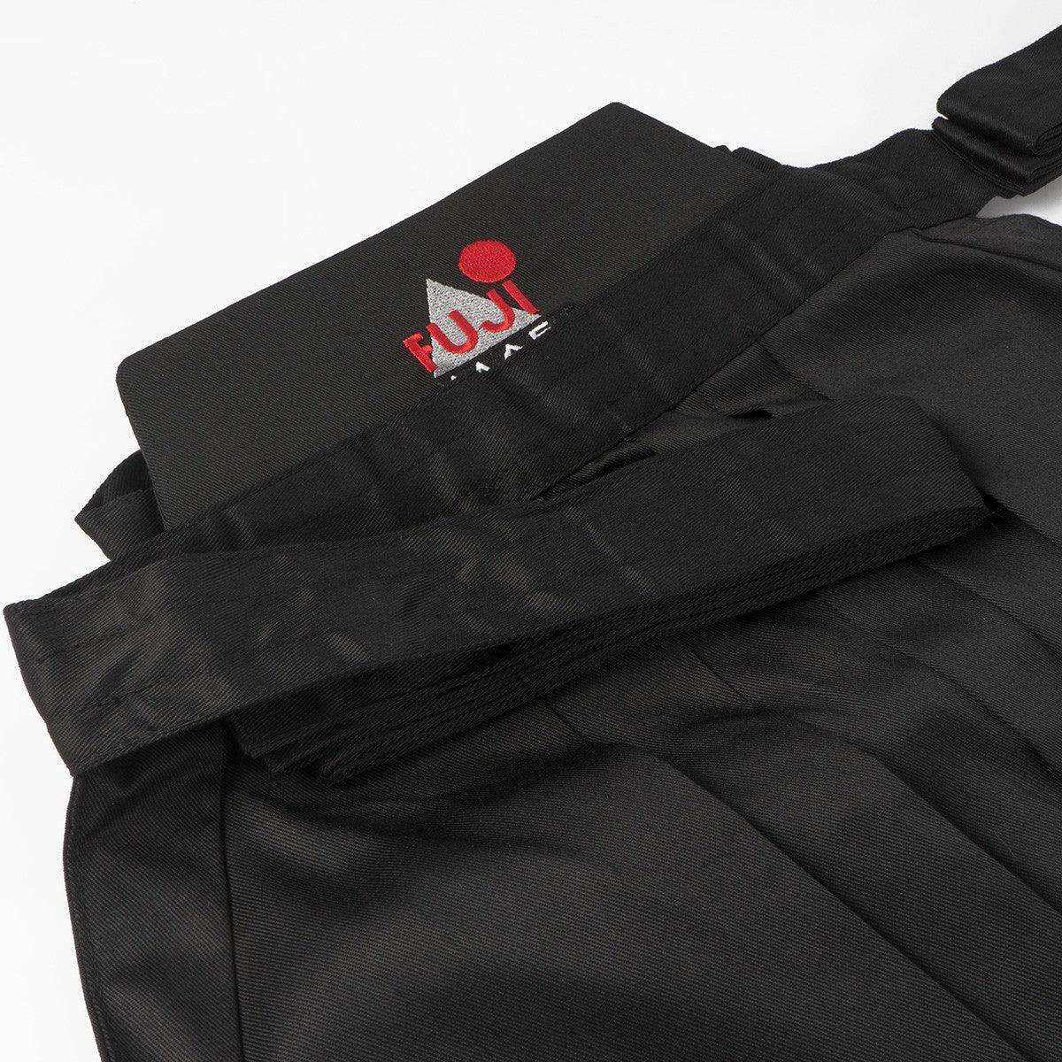 Hakama Training FUJIMAE noir en polyester-coton, adapté pour Aïkido, Iaïdo et Kendo, confortable et résistant.