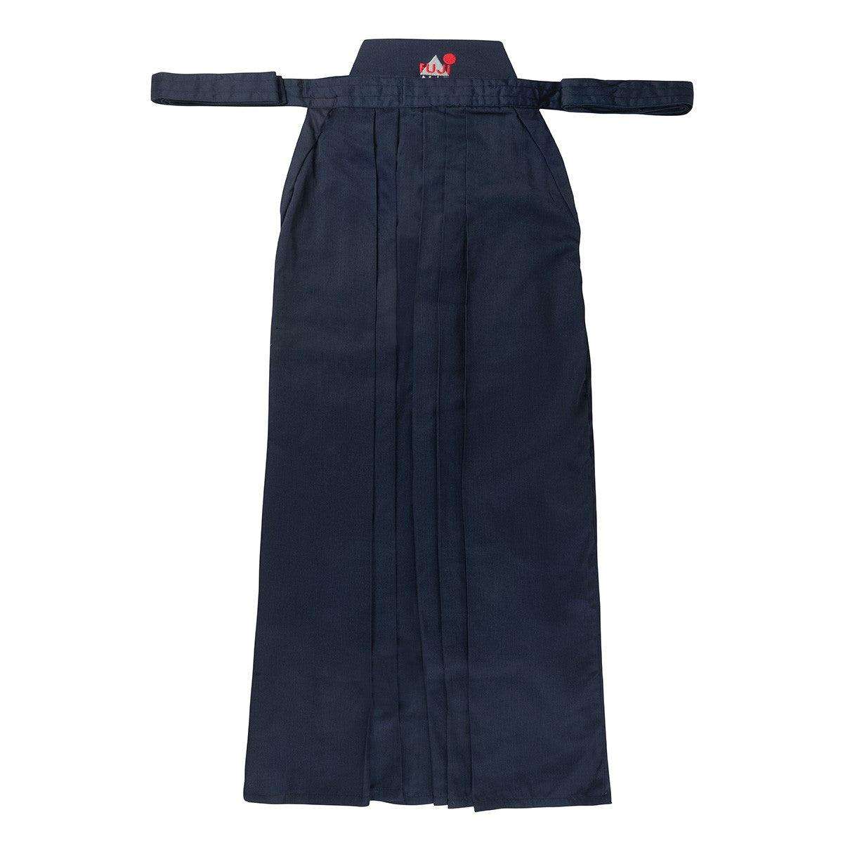 Hakama Training FUJIMAE bleu marine léger et résistant pour Aïkido, Iaïdo et Kendo, avec 5 plis frontaux et 2 plis postérieurs.