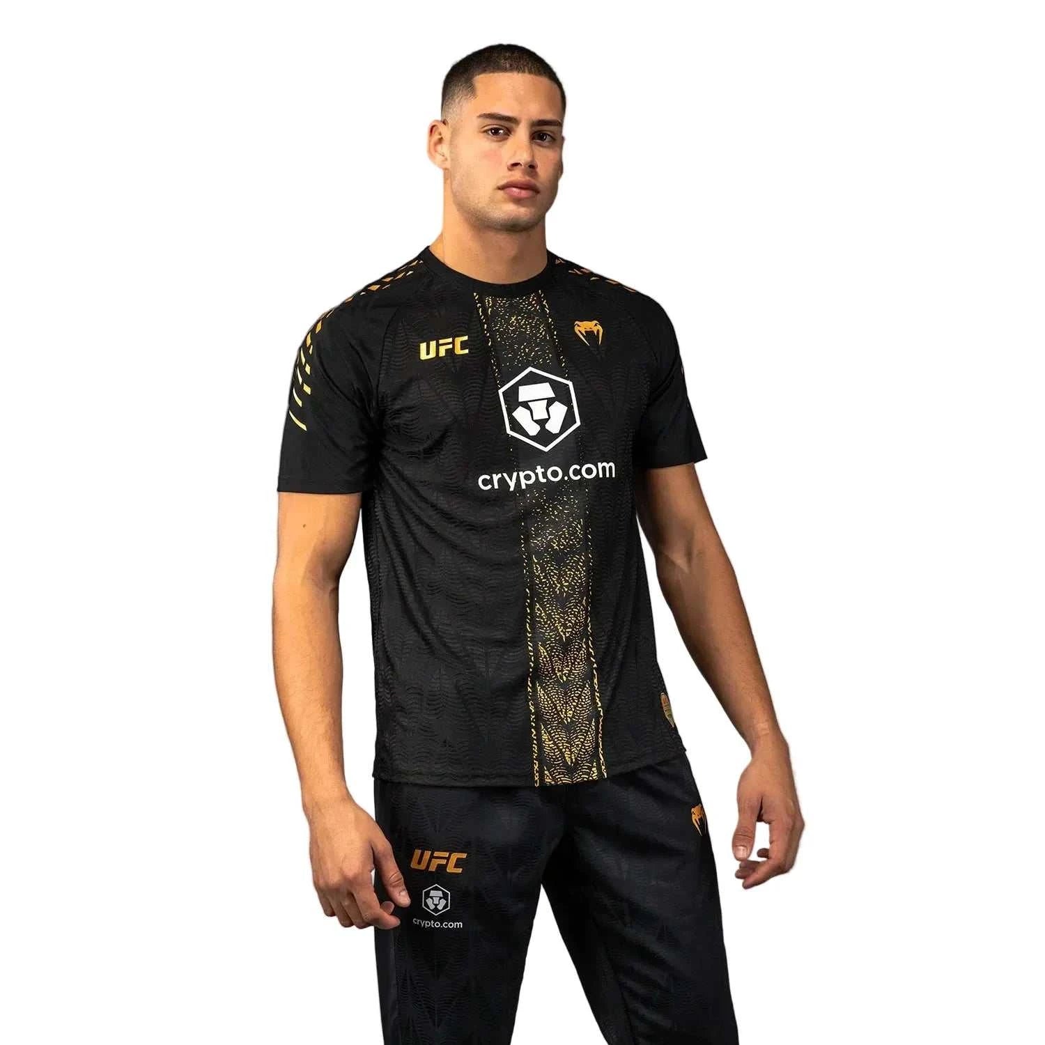 T-shirt Dry Tec noir et or Venum UFC Champion, respirant et extensible pour MMA
