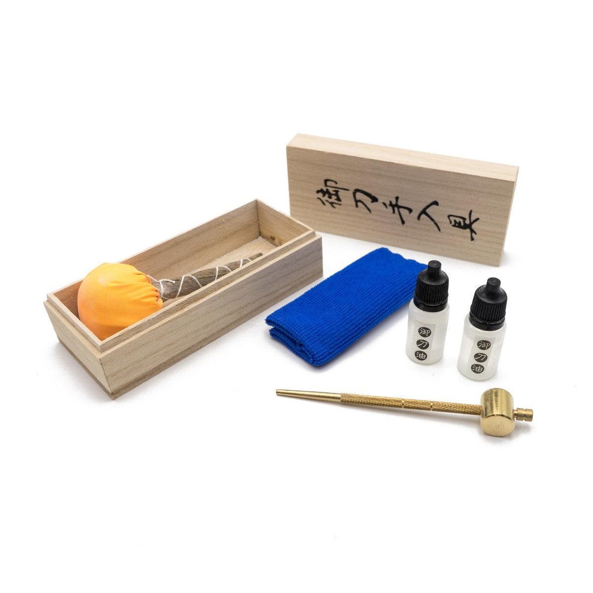 Katana en Acier Damas maintenance kit with cleaning cloth, oil bottles, and wooden box