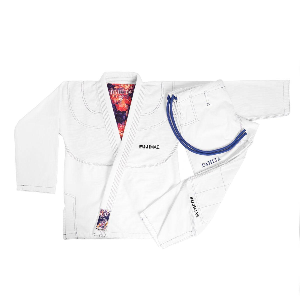 Kimono BJJ Gi femme Dahlia FUJIMAE blanc bleu pour compétition IBJJF, coupe féminine et matière résistante