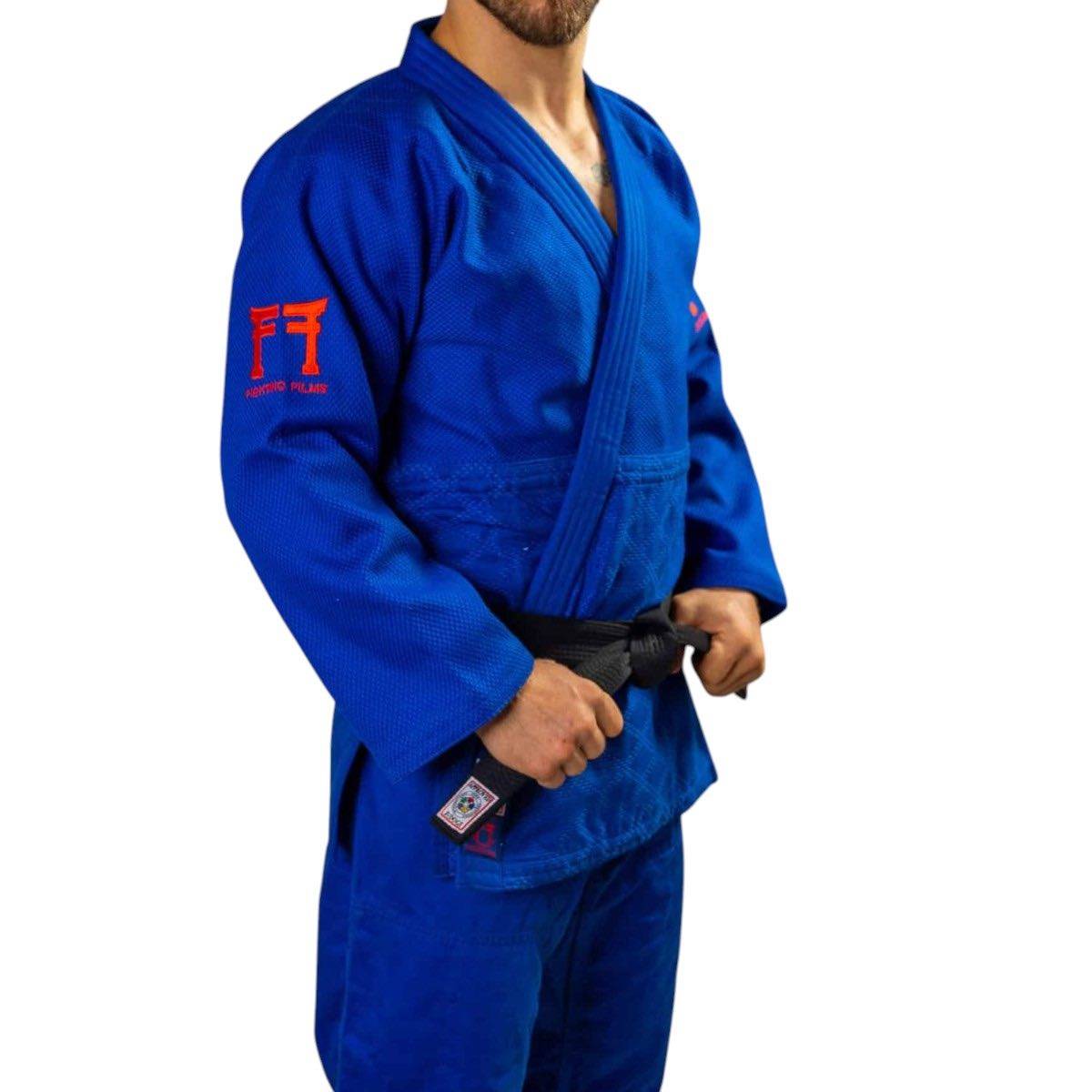 Kimono de Judo IJF Fighting Films Superstar 750 bleu, tissu 750g, coupe cintrée, homologué compétition officielle