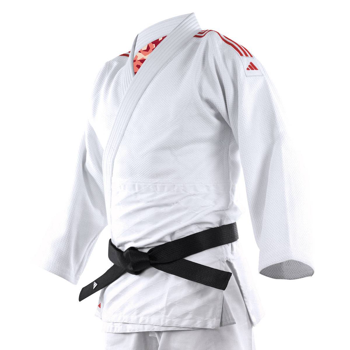 White Kimono de Judo Adidas J690 Quest with red shoulder stripes and black belt for training and competition