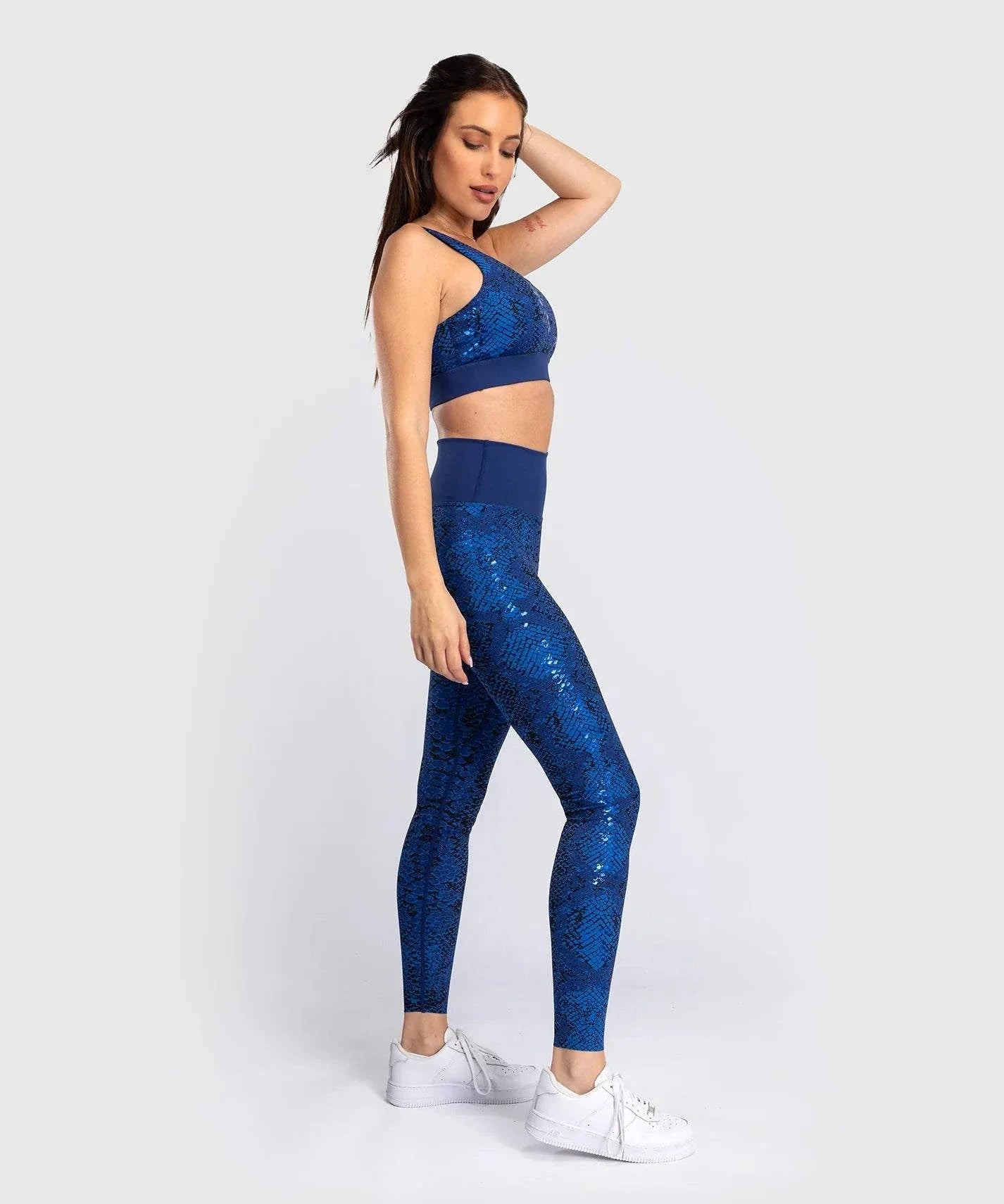 Woman wearing ultramarine Venum Amazonia long leggings with snake skin pattern and high waist for fitness and combat sports