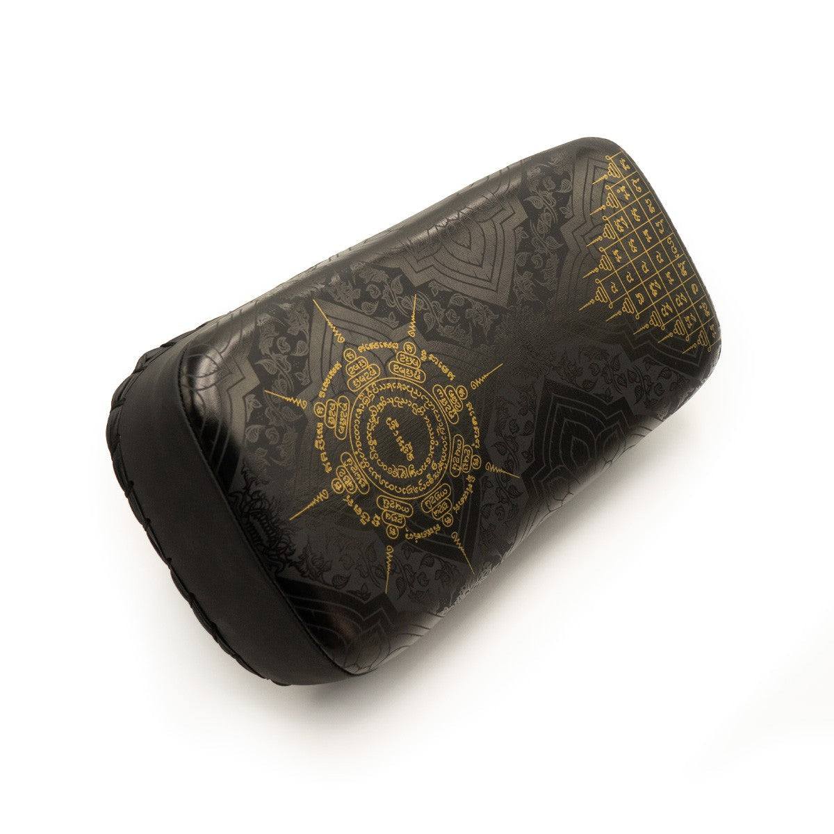 Pao de boxe thaï FUJIMAE SakYant II en cuir noir et or avec design Sak Yant pour entraînement intensif