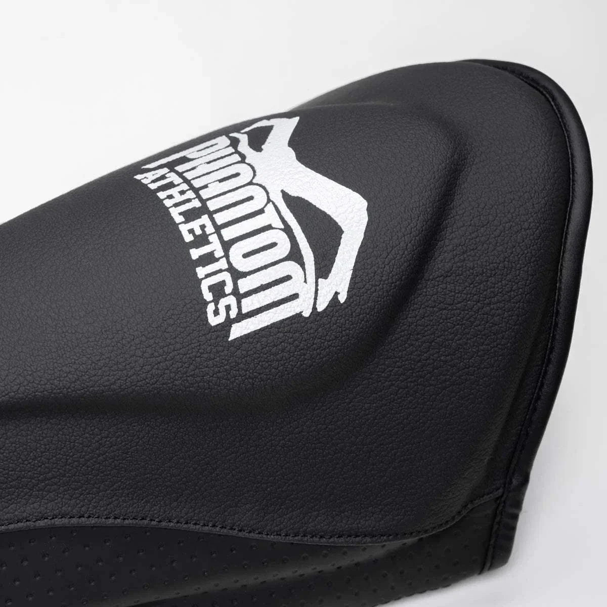 Protège-tibias Phantom MT-Pro noirs en cuir synthétique, protection haute densité pour Muay Thaï et kickboxing, légers et maintien velcro robuste.