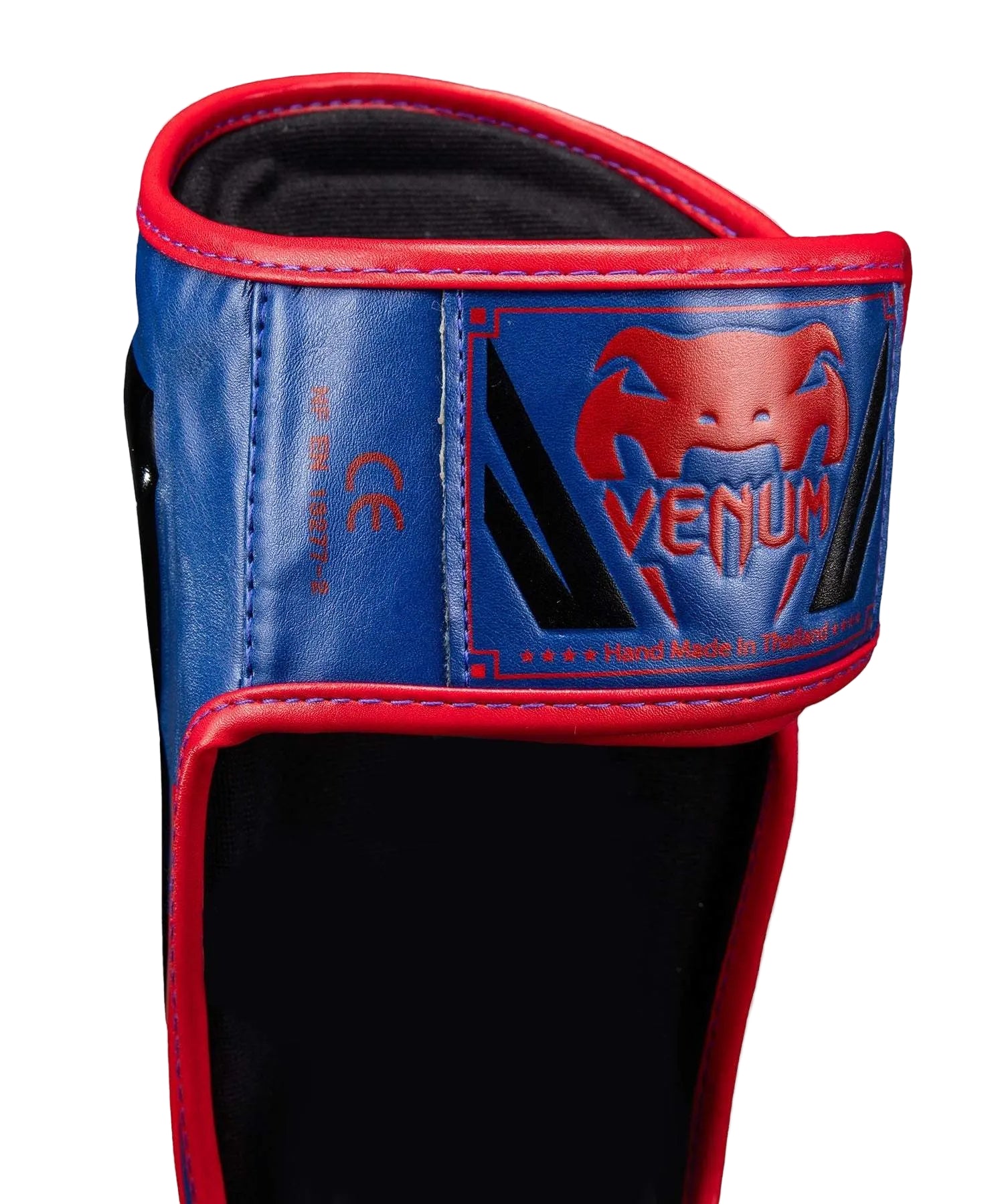 Protège-tibias Venum Elite bleu foncé et rouge pour Muay Thaï et MMA avec mousse haute densité et velcro ajustable.