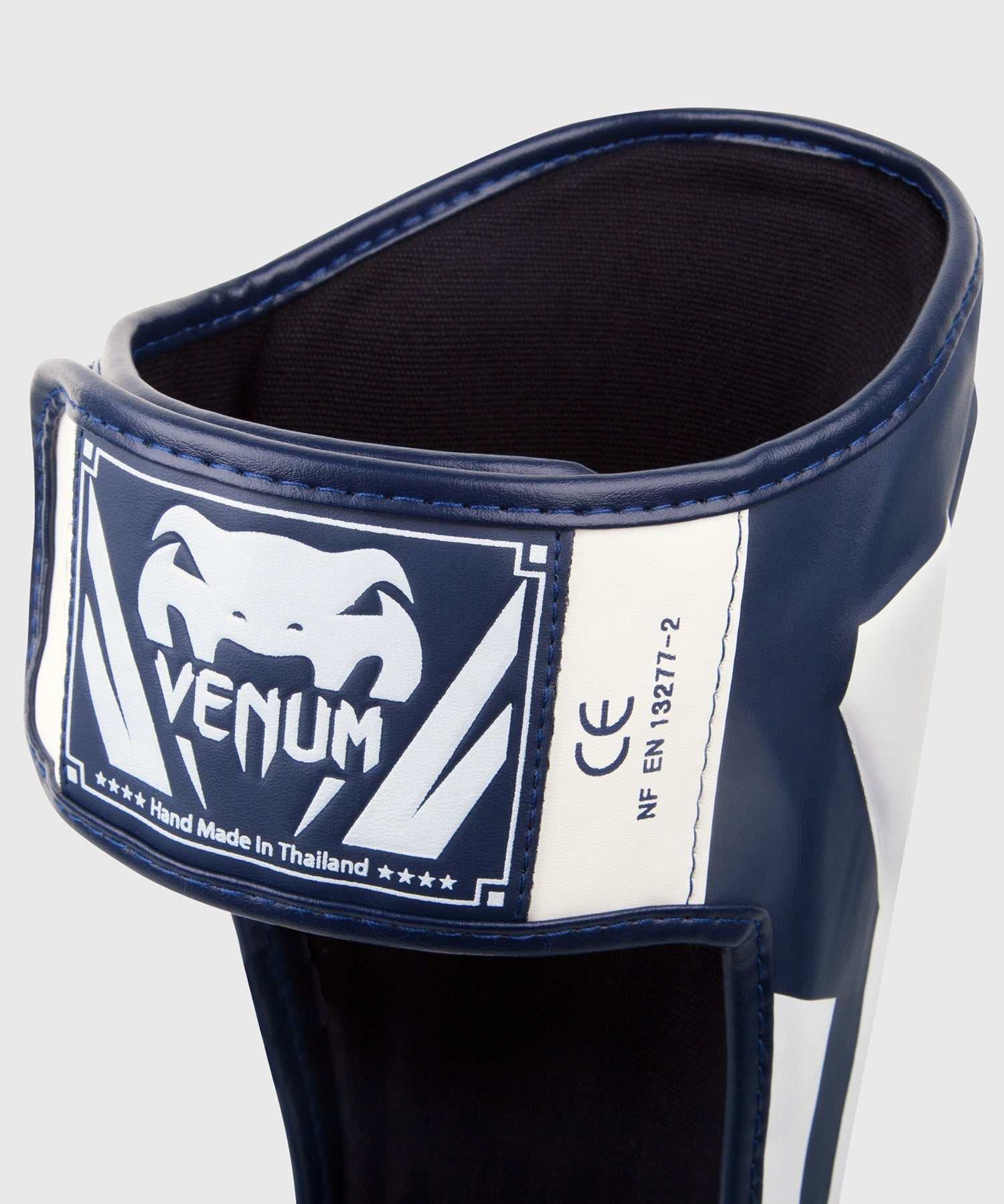 Protège-tibias Venum Elite bleu marine blanc en Skintex premium pour protection et confort optimal en sports de combat