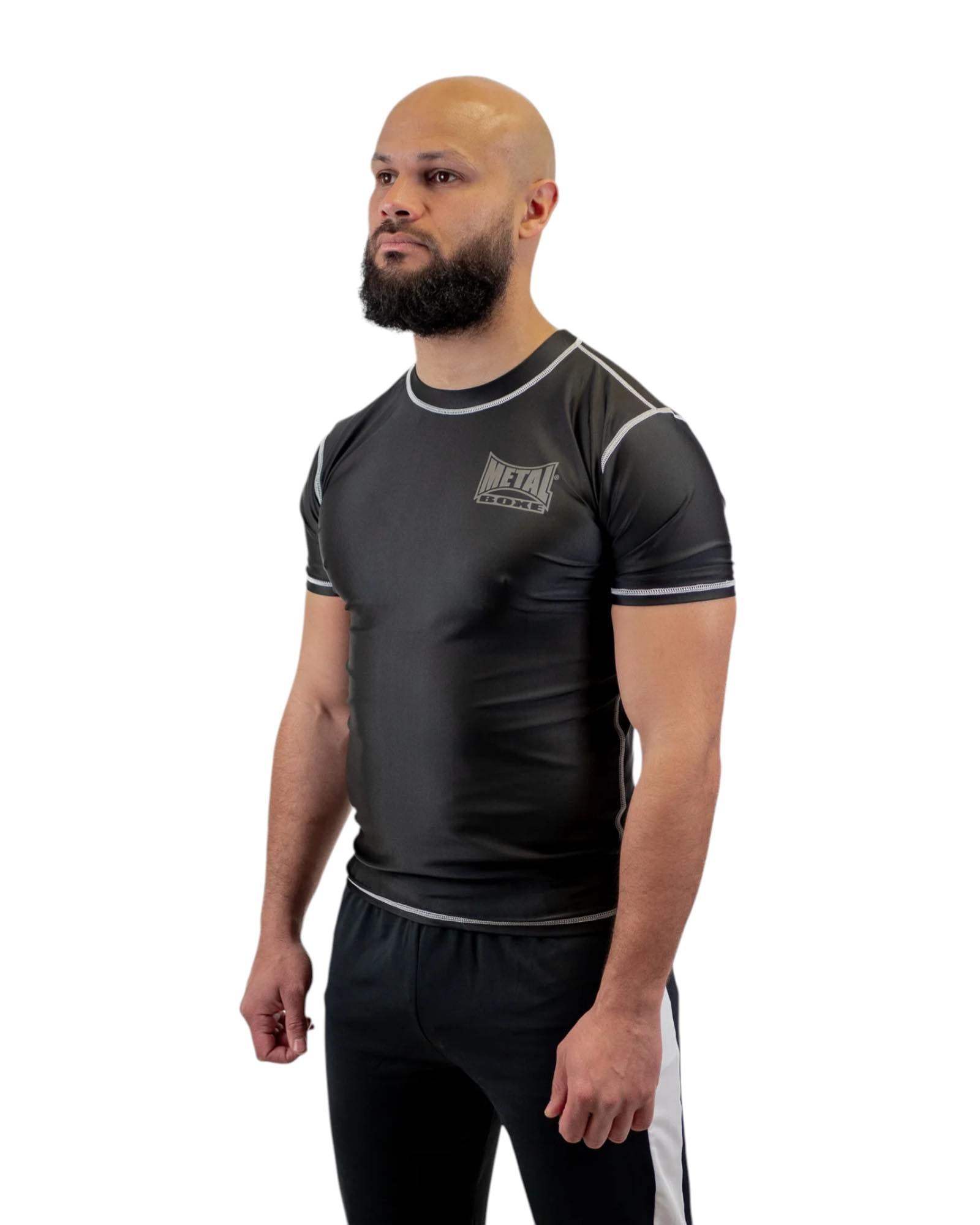 Homme portant un rashguard Metal Boxe noir à manches courtes en polyester compressif avec logo sérigraphié.