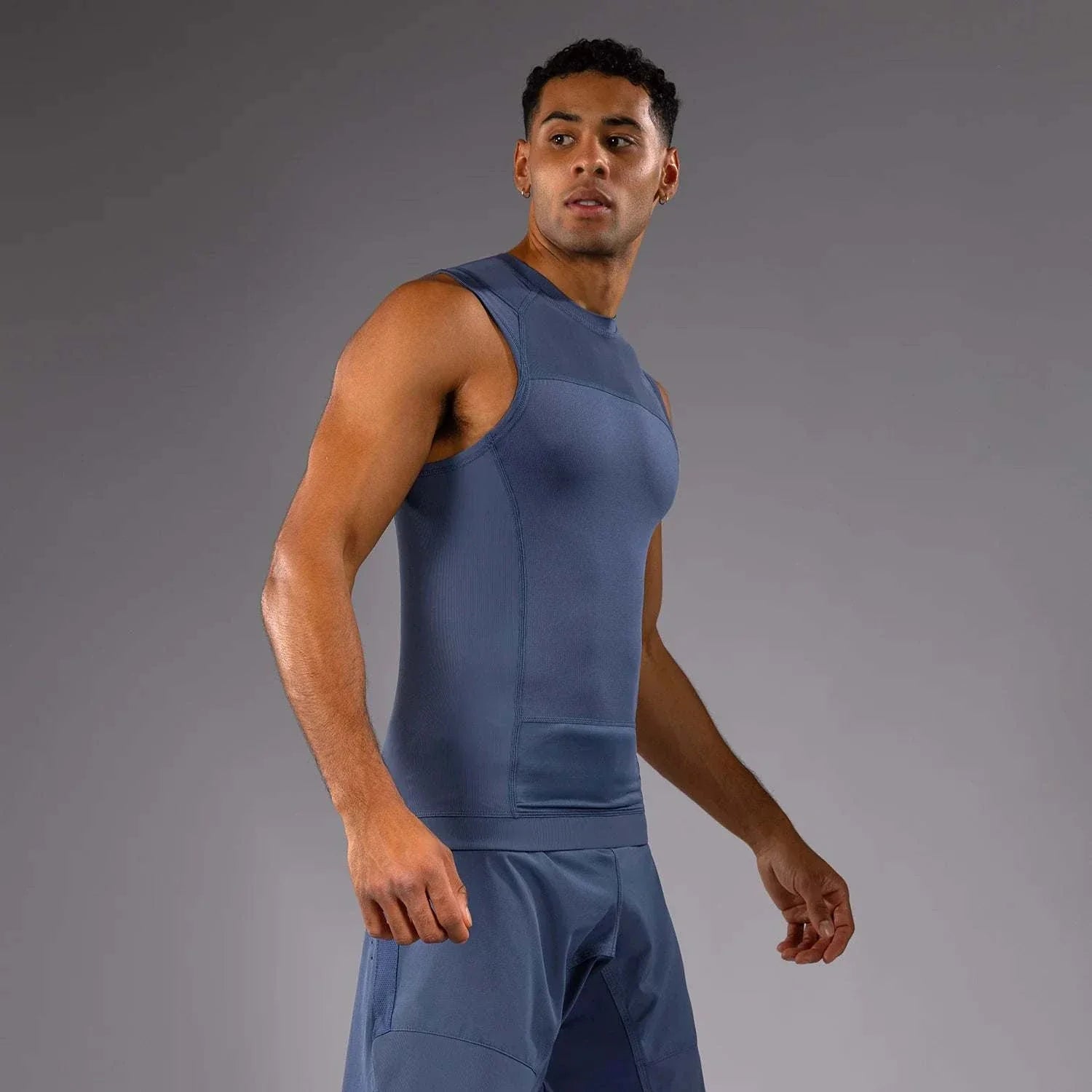 Rashguard sans manches Venum G-Fit Air bleu pour MMA et sports de combat, tissu compressif respirant, maintien optimal et liberté de mouvement.