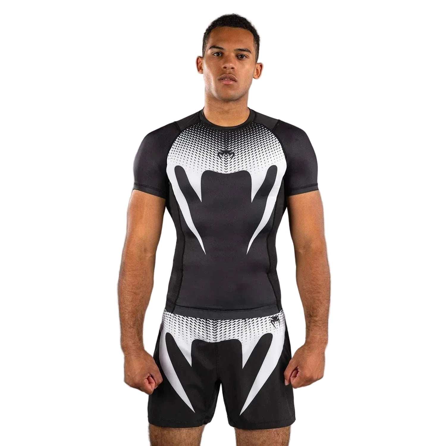 Rashguard JJB manches longues Venum noir et blanc homologué IBJJF pour jiu-jitsu et MMA