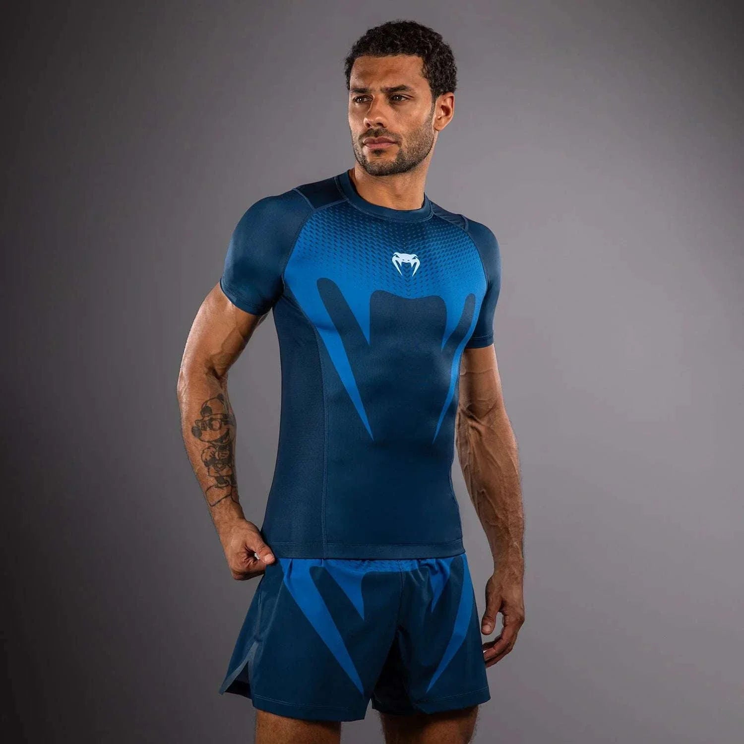 Rashguard Venum No Gi noir et blanc à manches courtes pour JJB No-Gi et MMA, compression haute performance avec coutures renforcées et protection contre brûlures de tapis.