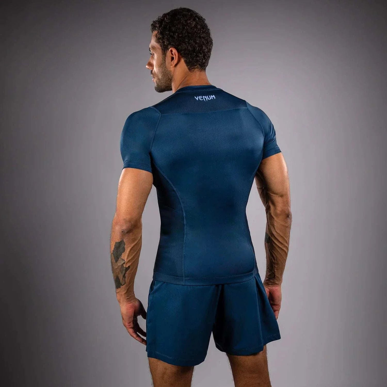Rashguard Venum No Gi noir et blanc compression pour JJB No-Gi et MMA avec coutures renforcées et protection brûlures tapis