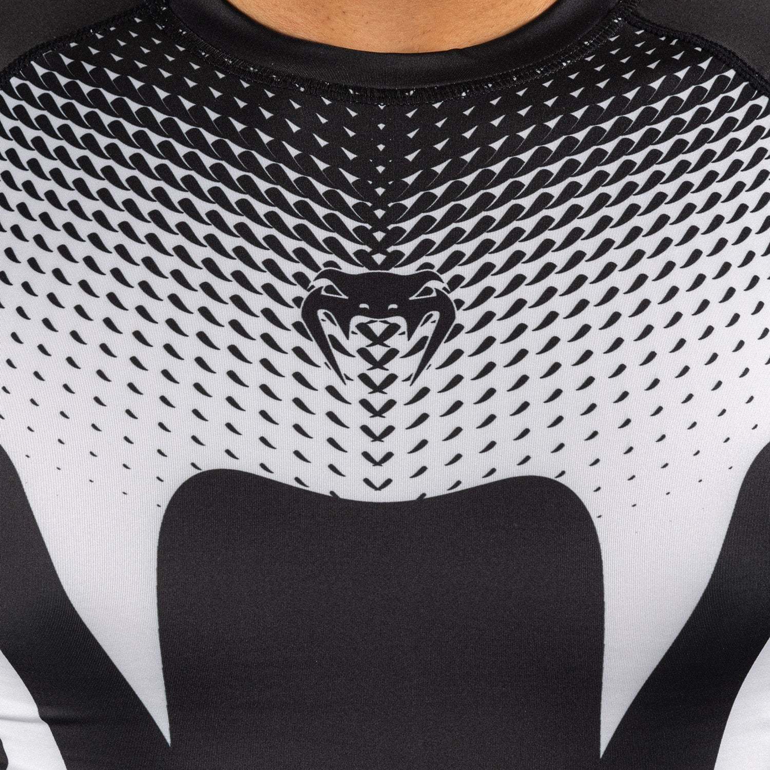 Rashguard Venum No Gi noir et blanc pour JJB no-gi et MMA, compression haute performance et coutures renforcées