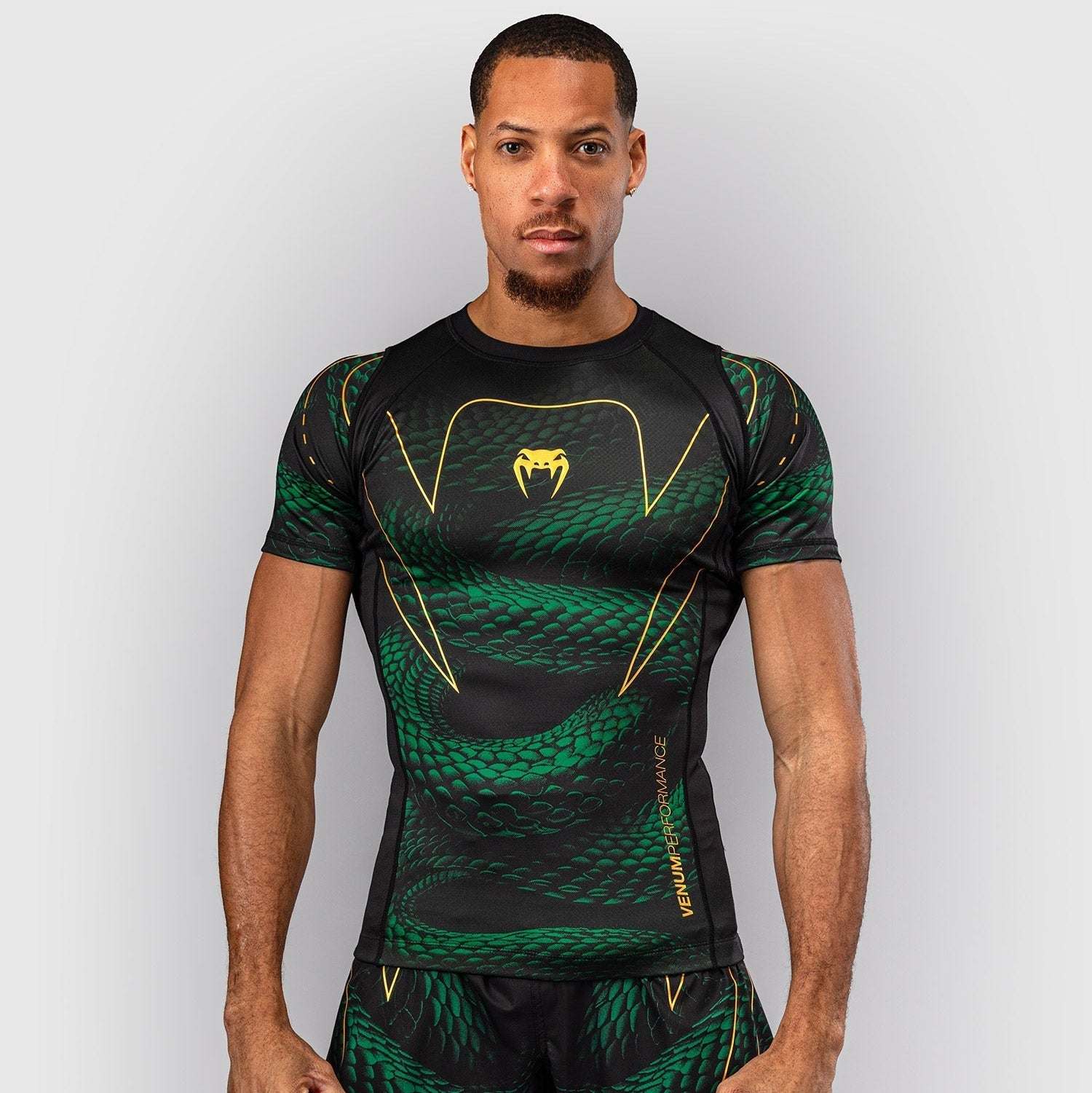 Rashguard manches courtes Venum Matupa noir vert or pour grappling et MMA, maintien musculaire et protection contre les frottements