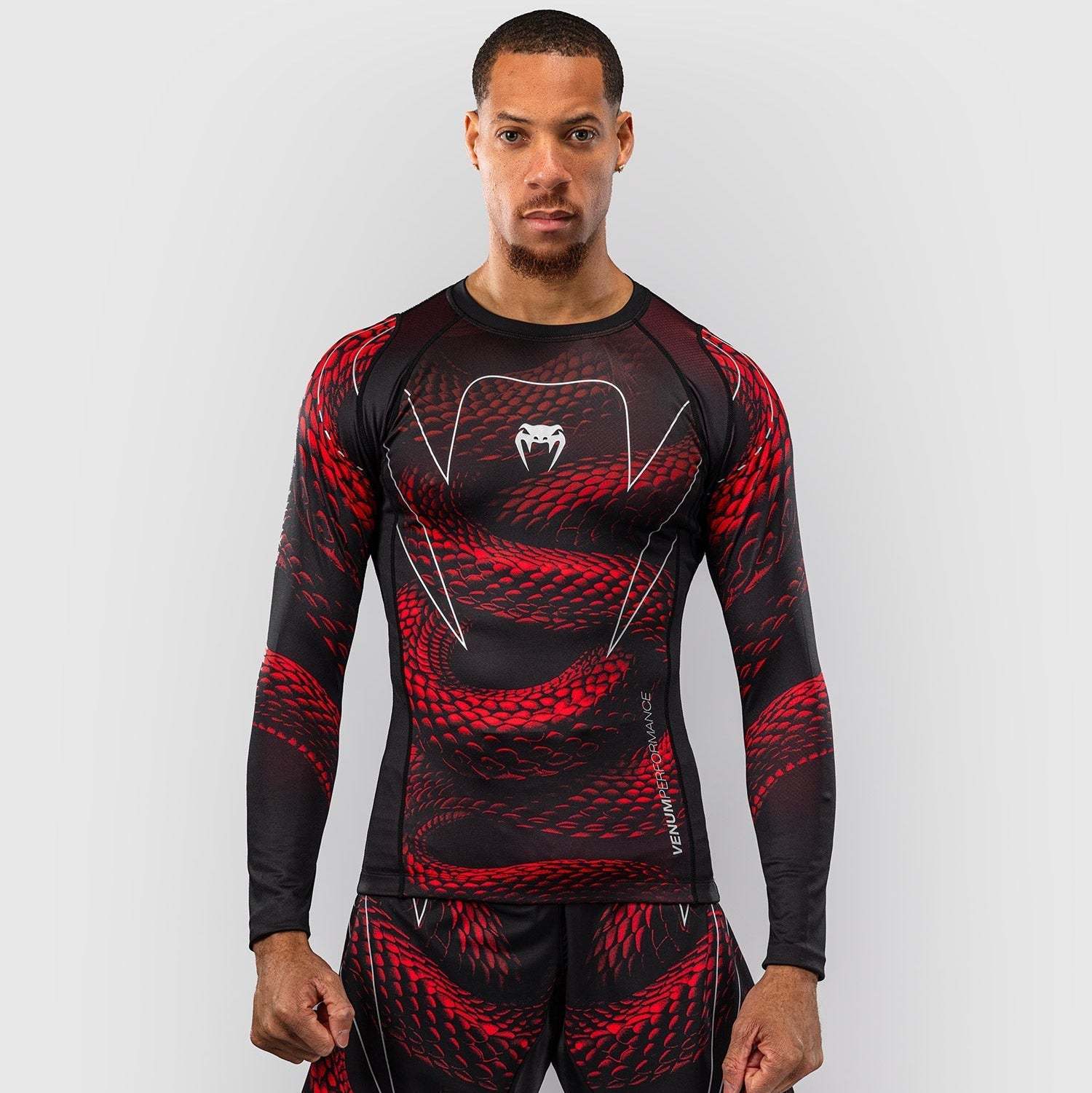Rashguard manches longues Venum Matupa noir rouge argent pour grappling et MMA, compression et protection optimale