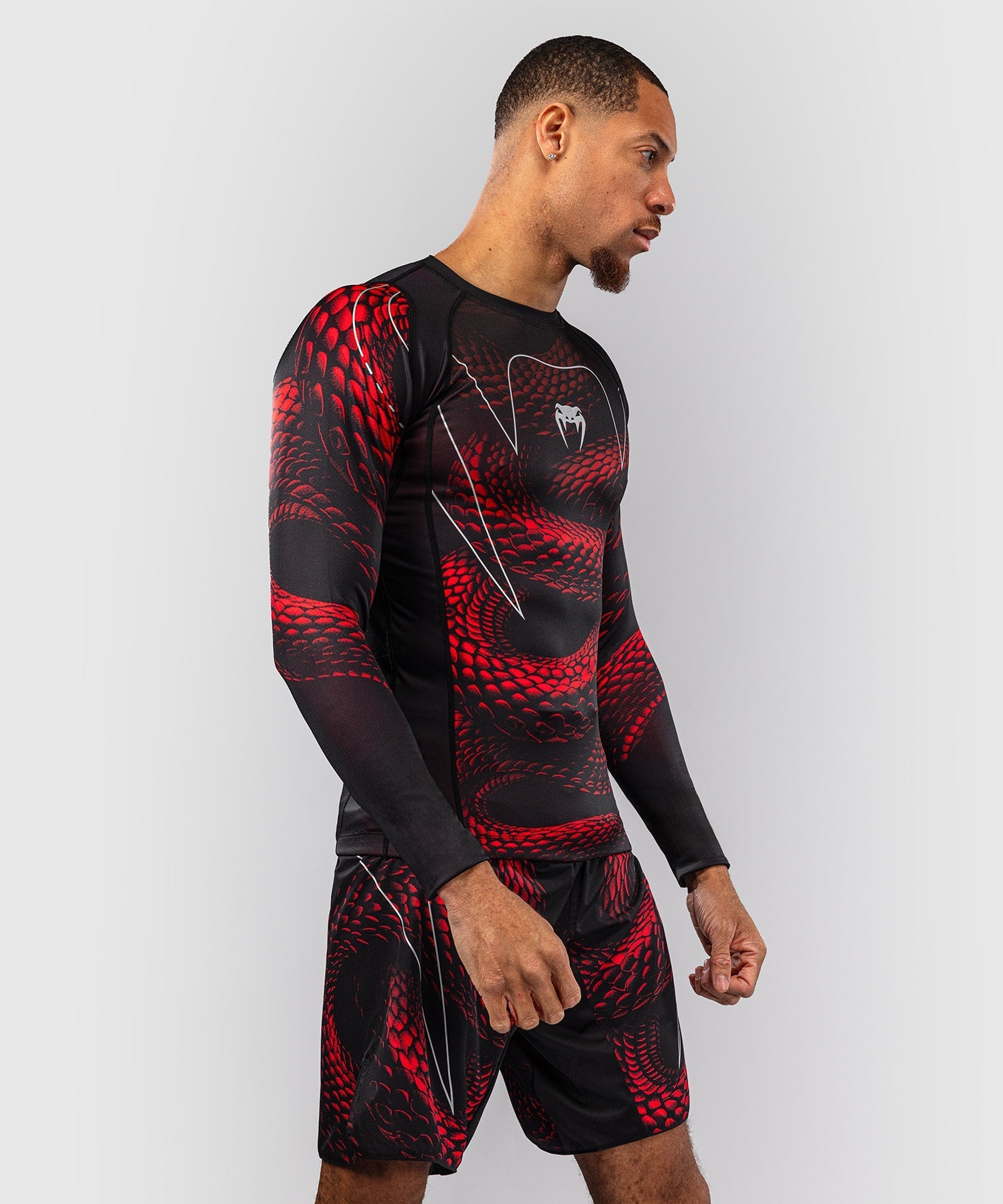Rashguard manches longues Venum Matupa noir rouge argent pour grappling et MMA avec compression et protection