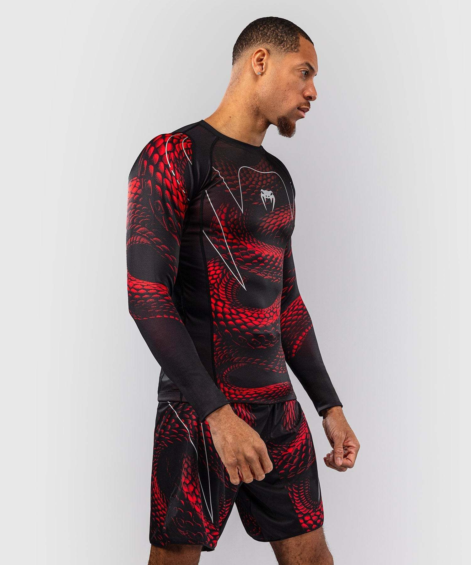 Rashguard manches longues Venum Matupa noir rouge argent pour grappling et MMA avec compression et protection