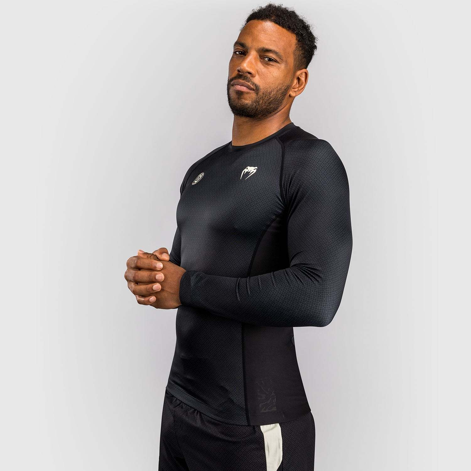 Rashguard manches courtes Venum noir pour BJJ et grappling, coupe compressive et coutures renforcées
